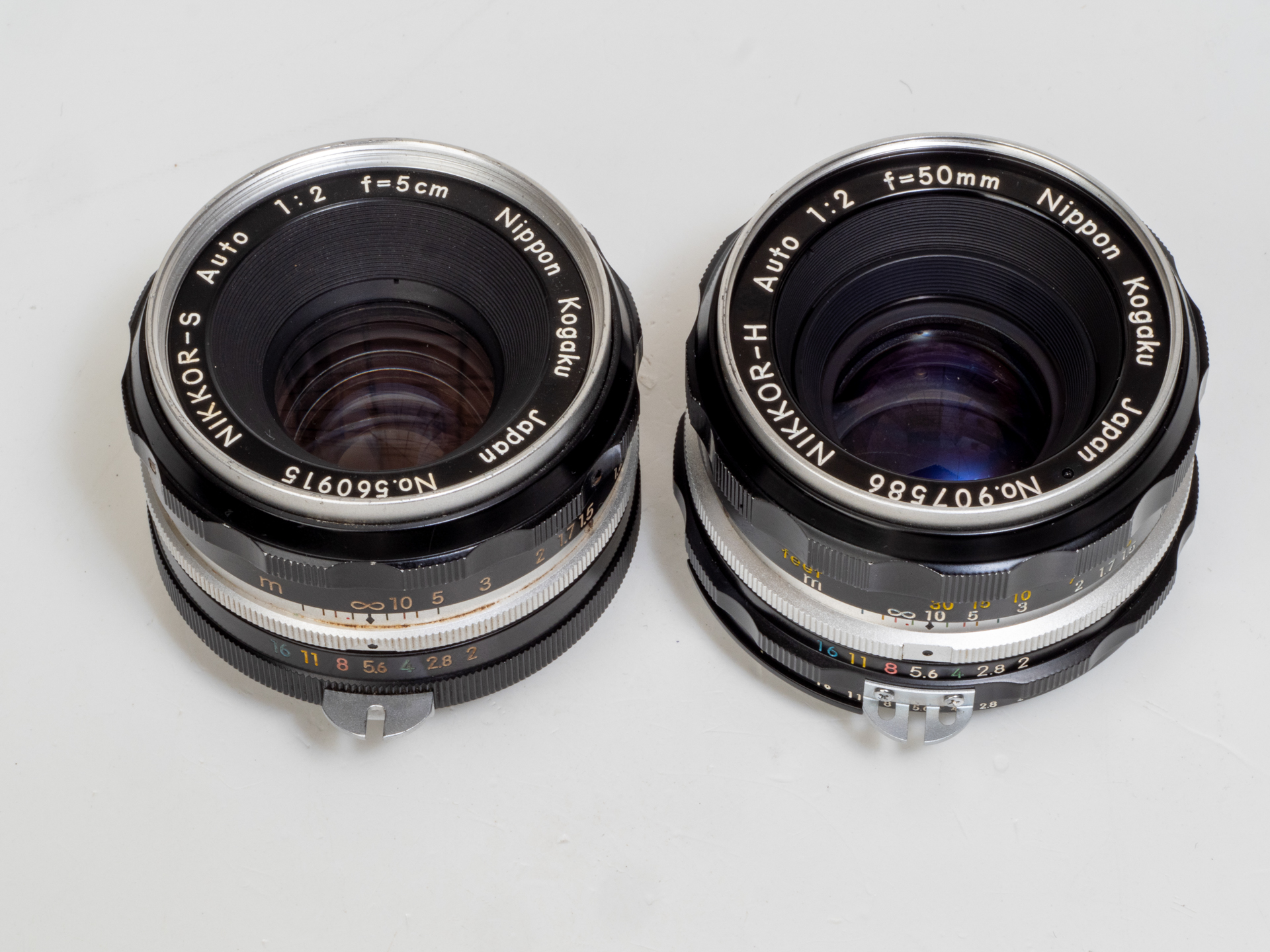 ニッコールSオート50mm F2（左）とニッコールHオート50mm F2。外観はよく似ていますが、第1面のレンズの形状が違います。レンズの最終面の大きさも違います。