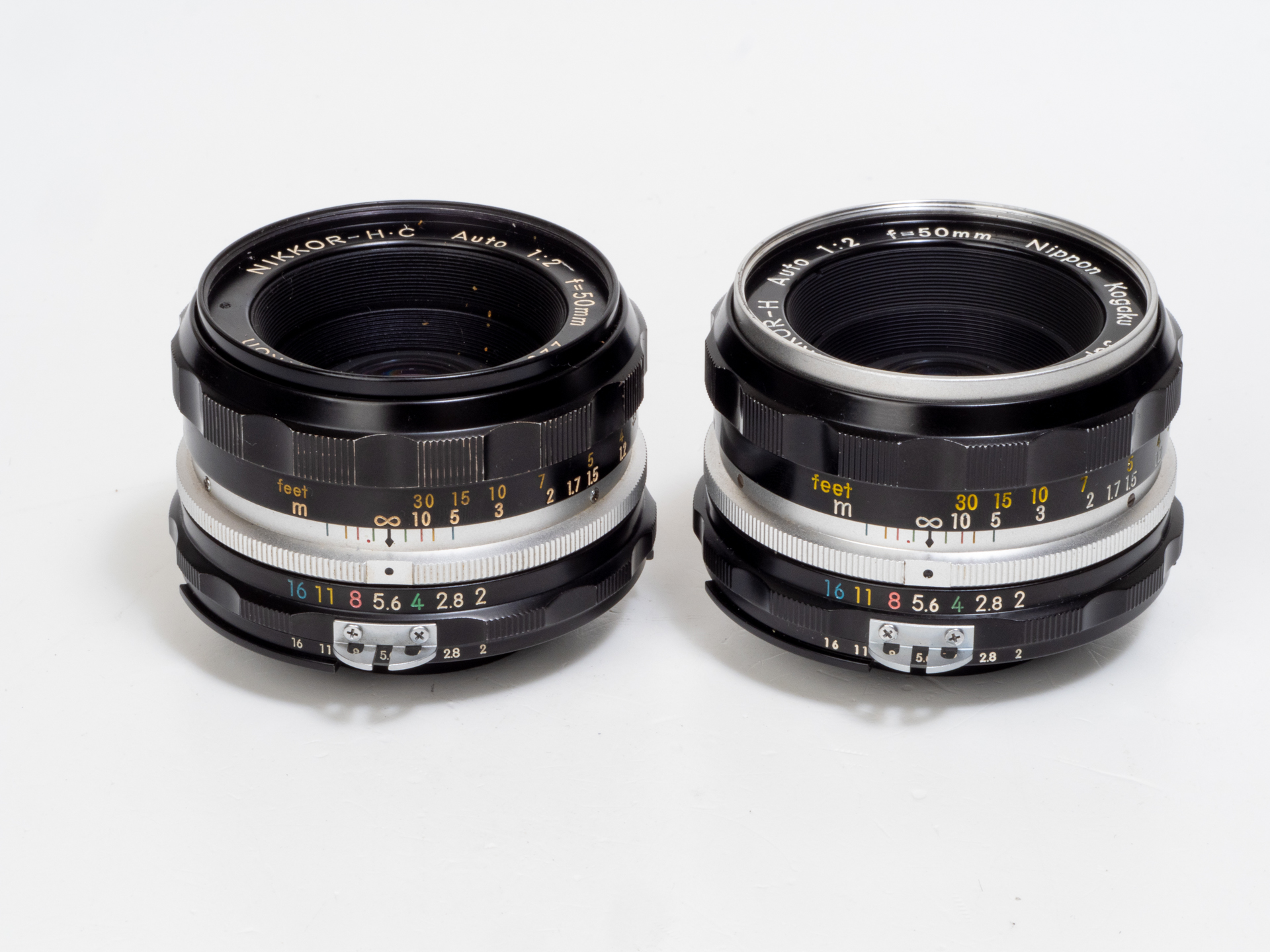 ニッコールHオート50mm F2（右）とニッコールH・Cオート50mm F2。前者はホワイトリムで後者はブラックリムになり、さらに多層膜コーティングされていますが、描写の違いは大きくないように思います。