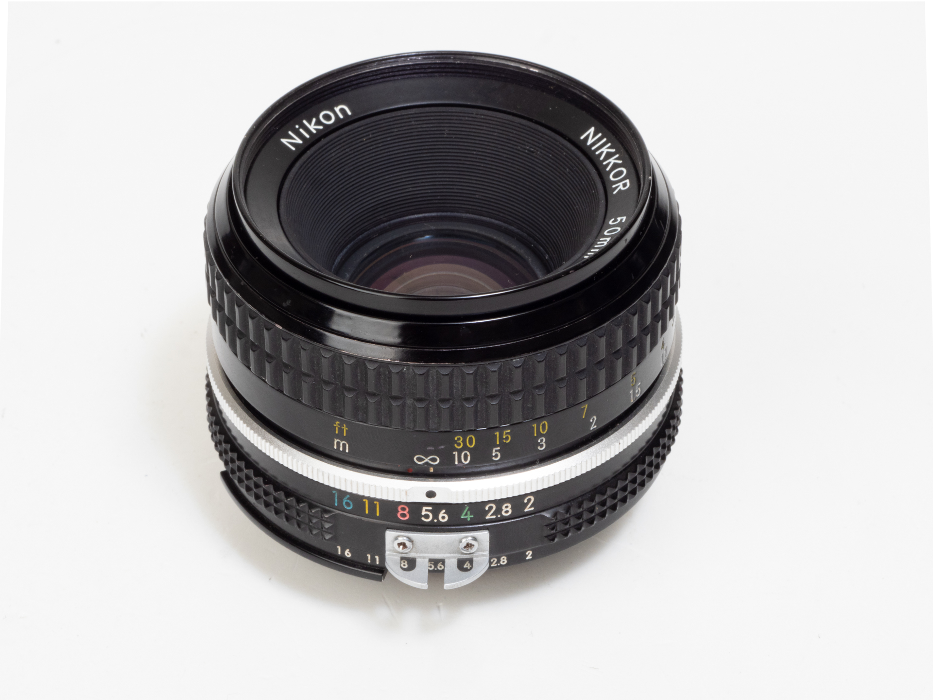 Aiニッコール50mm F2。基本構成はニッコールHオート50mm F2から変更はないようですが、細かな改良は重ねられていると思います。最短撮影距離を0.45mにしたことで、より使いやすくなりました。