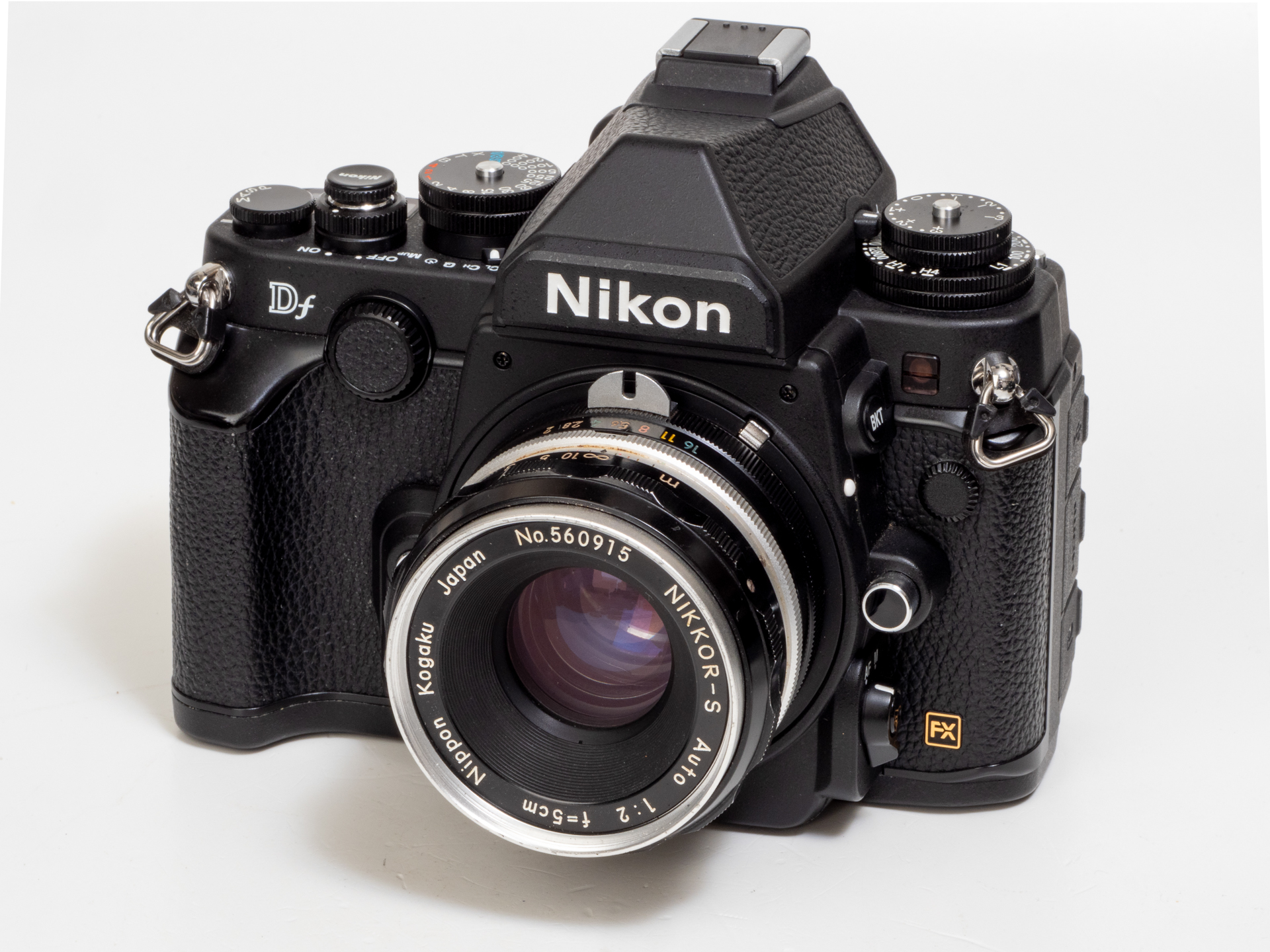ニコンDfにニッコールSオート5cm F2を装着してみます。非Aiですから、Dfのマウントの13時方向にある、Ai連動ピンを跳ね上げないと装着はできません。レンズが小型なので、少しデザイン的なバランスは悪いですが使用にあたってストレスは少ないですね。