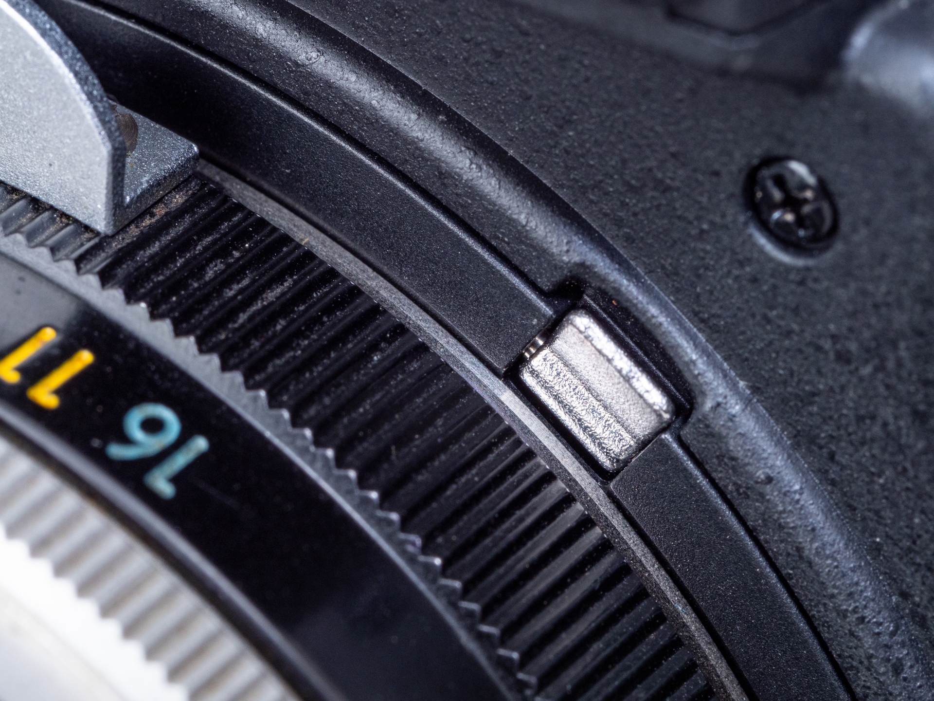 ニコンDfのAi連動ピンを跳ね上げた状態です。非Aiレンズ絞り環と接触しないように考えられています。