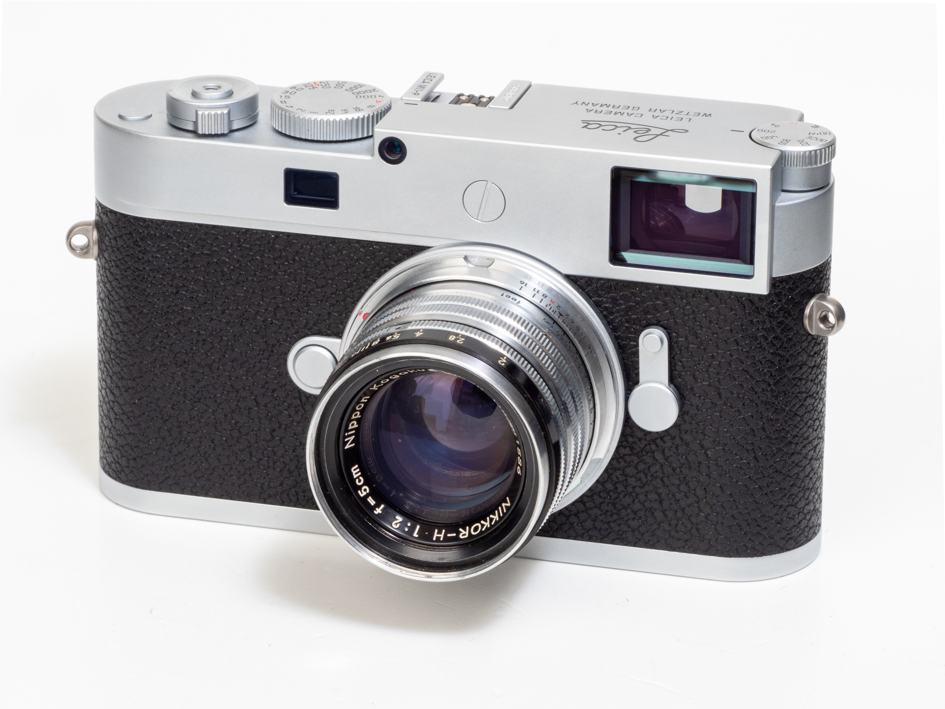 ライカM11-PにニッコールH5cm F2を装着。L-Mマウントアダプターを使用しています。本レンズは絞り環がブラックの通称「黒鉢巻」タイプです。もとはスクリューマウントライカや国産のライカコピー機用に企画されたものでしょうが、性能面では往時のライカやコンタックスの50mmに負けていません。