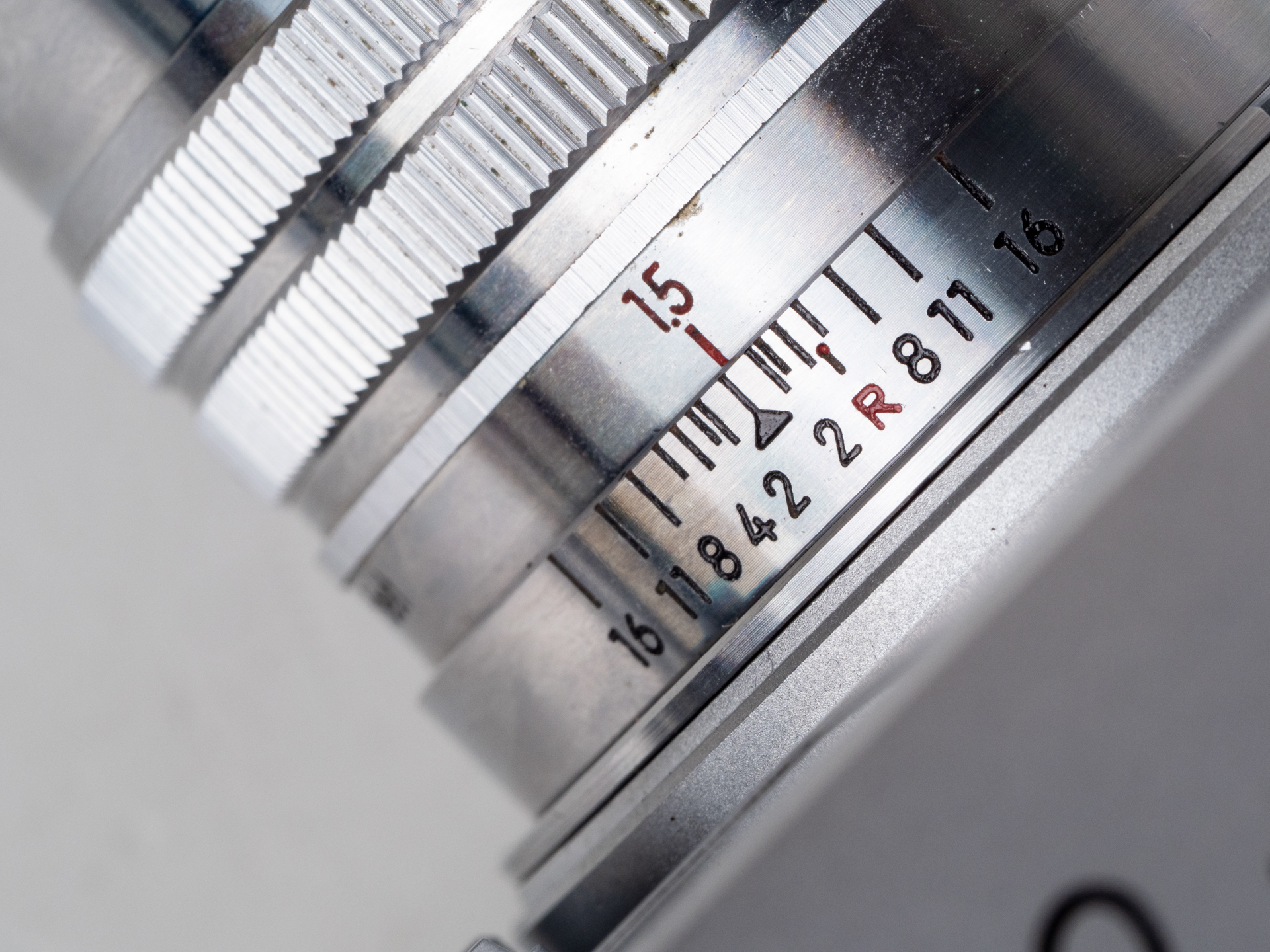 ニッコールH5cm F2の最短撮影距離は1.5feet。距離計に連動しませんが、今のM型ライカはライブビューやEVFを使うことができるのでフォーカシングに問題はありません。マウントアダプターで各種のミラーレス機に使用する場合も正確なフォーカシングが可能になります。