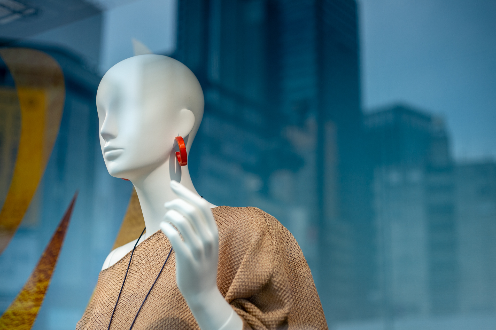 ウィンドウのリフレクションもボカしてしまうと気にならなくなりますね。絞りの効果を考えながら設定したくなります。<br><span class="fnt-85">ニコン Df／ニッコールH・Cオート50mm F2／F2.8</span>