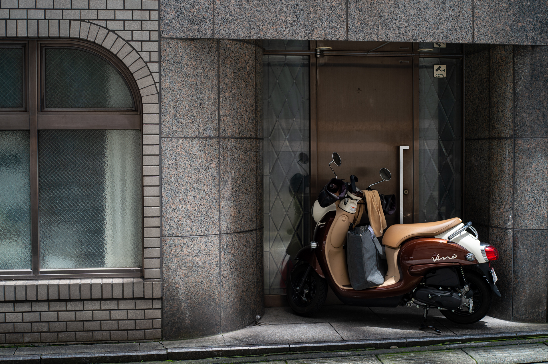 少し距離を置くと、描写は整いますね。コントラストも高くよい感じです。<br><span class="fnt-85">ニコン Df／Aiニッコール50mm F2／F2.8</span>