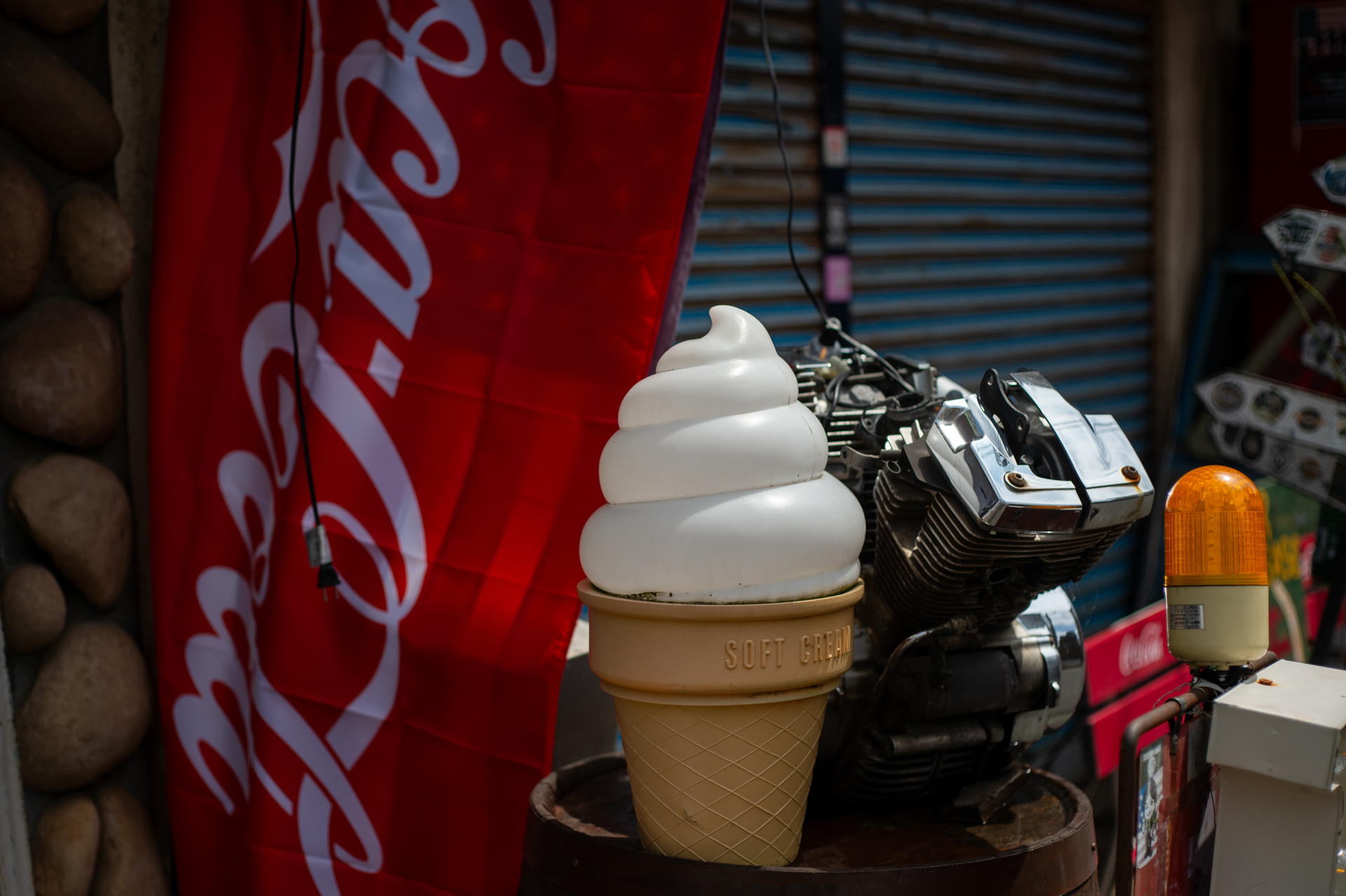 街で見かけた不思議な光景をどう料理するかというのを楽しめるのが50mmかもしれませんね。<br><span class="fnt-85">ニコン Df／ニッコールHオート50mm F2／F2.8</span>