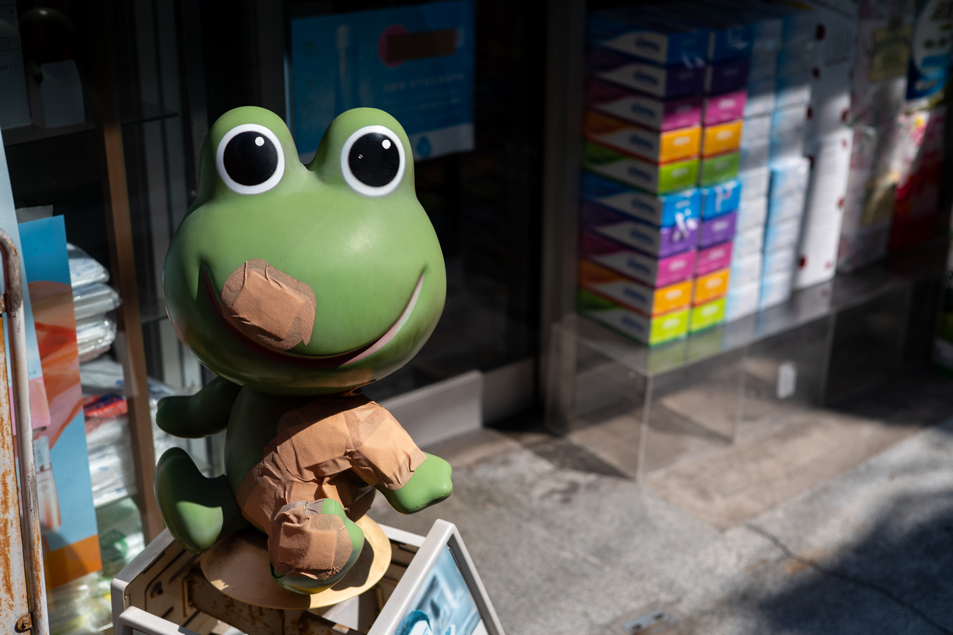 昭和感のあふれる薬屋さんの店頭。Z5IIではフォーカシングで画像を拡大したあと、シャッターボタン半押しで拡大解除の設定ができるのでとても使いやすくなりました。<br><span class="fnt-85">ニコン Df／ニッコールH・Cオート50mm F2／F2.8</span>