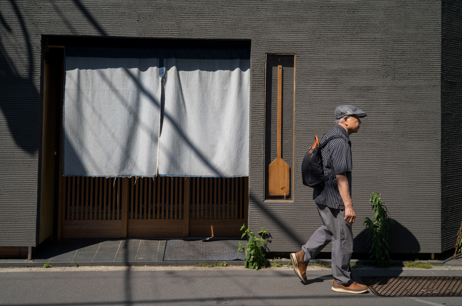 昼下がり。コントラストが高く、細部までしっかりとした写りで、とても気持ちいい再現性です。現代のレンズと比べても遜色ありません。<br><span class="fnt-85">ライカ M11-P／ニッコールH5cm F2／F8</span>