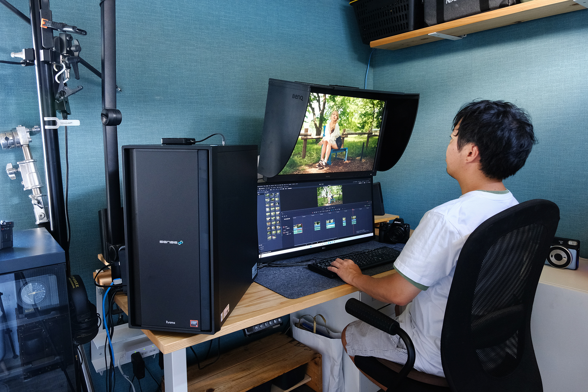 DAIGENさんが作業するPC周り。モニターを2台縦置きにしている