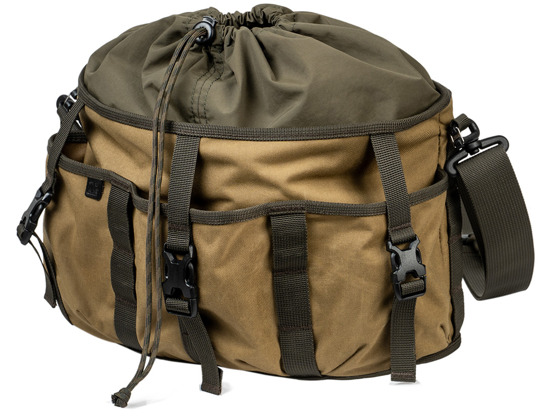 カーキブラウン