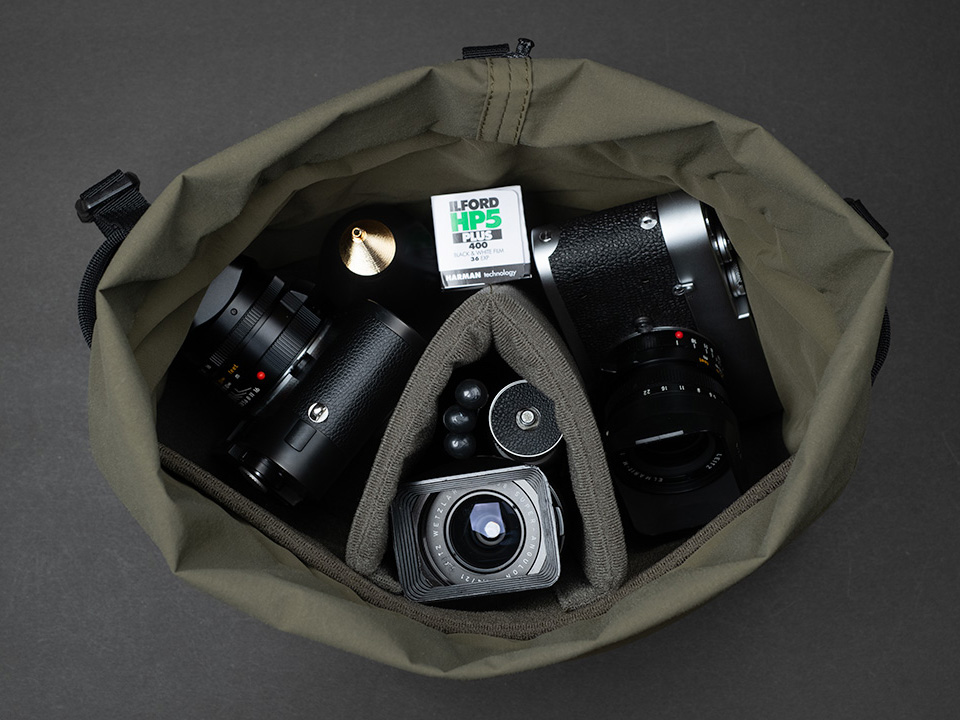 カメラ用ベース＆ディバイダーが付属する