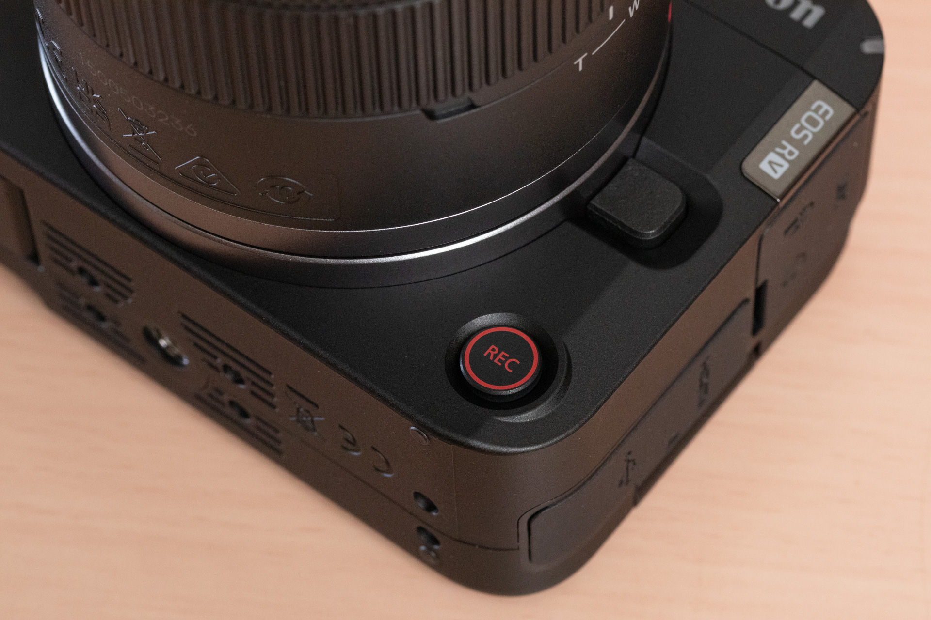 前面にも録画ボタンを備える