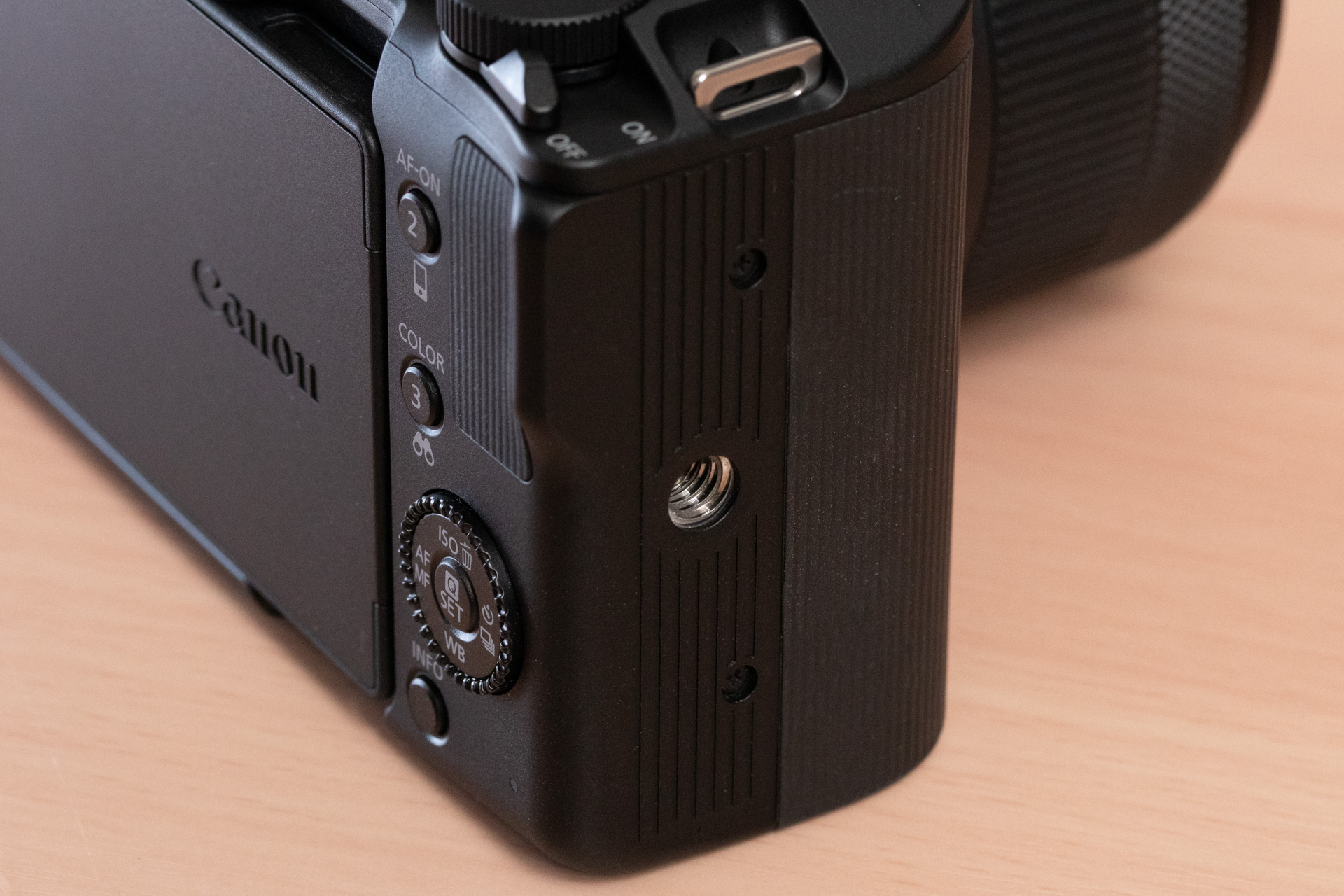 グリップ側に縦位置用の三脚穴を装備