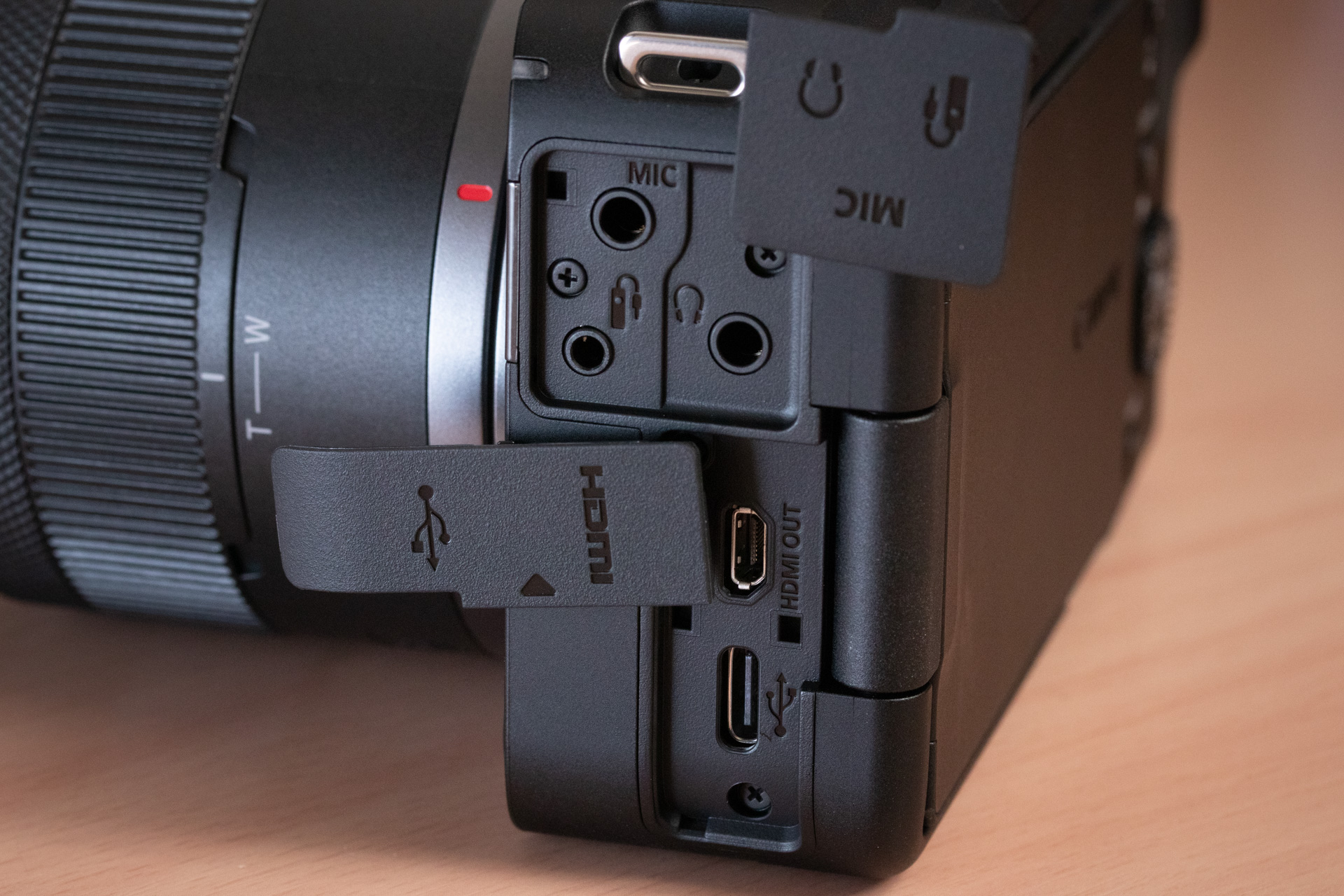 端子類は液晶モニターヒンジ側にまとめてある