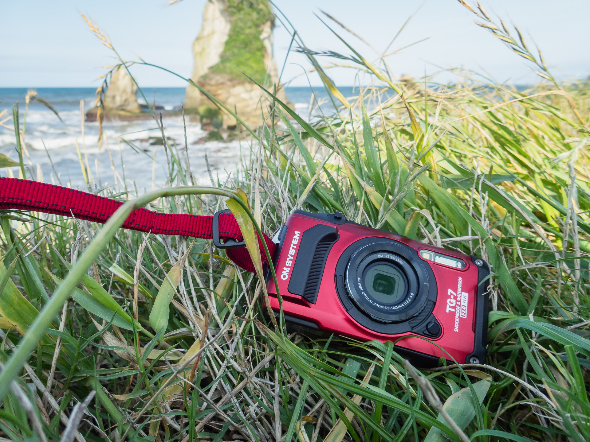 どこにでも、どんな環境にでも持っていける、そして確実に動作する、そんなスーパーカメラTG-7。草地だろうが砂浜だろうが、平気で置いておける