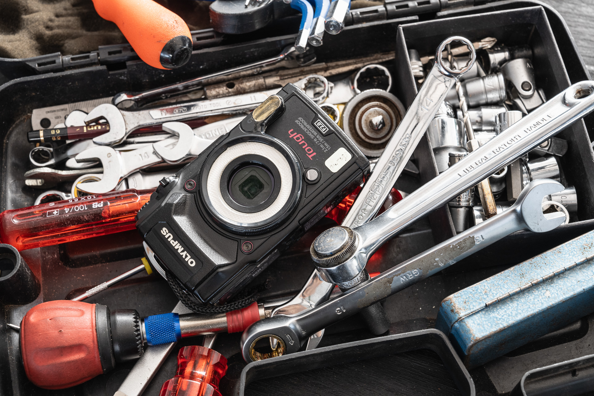 My TG-5。工具箱にいれておいて使うので、ボディは傷だらけ。オイルまみれになることも。