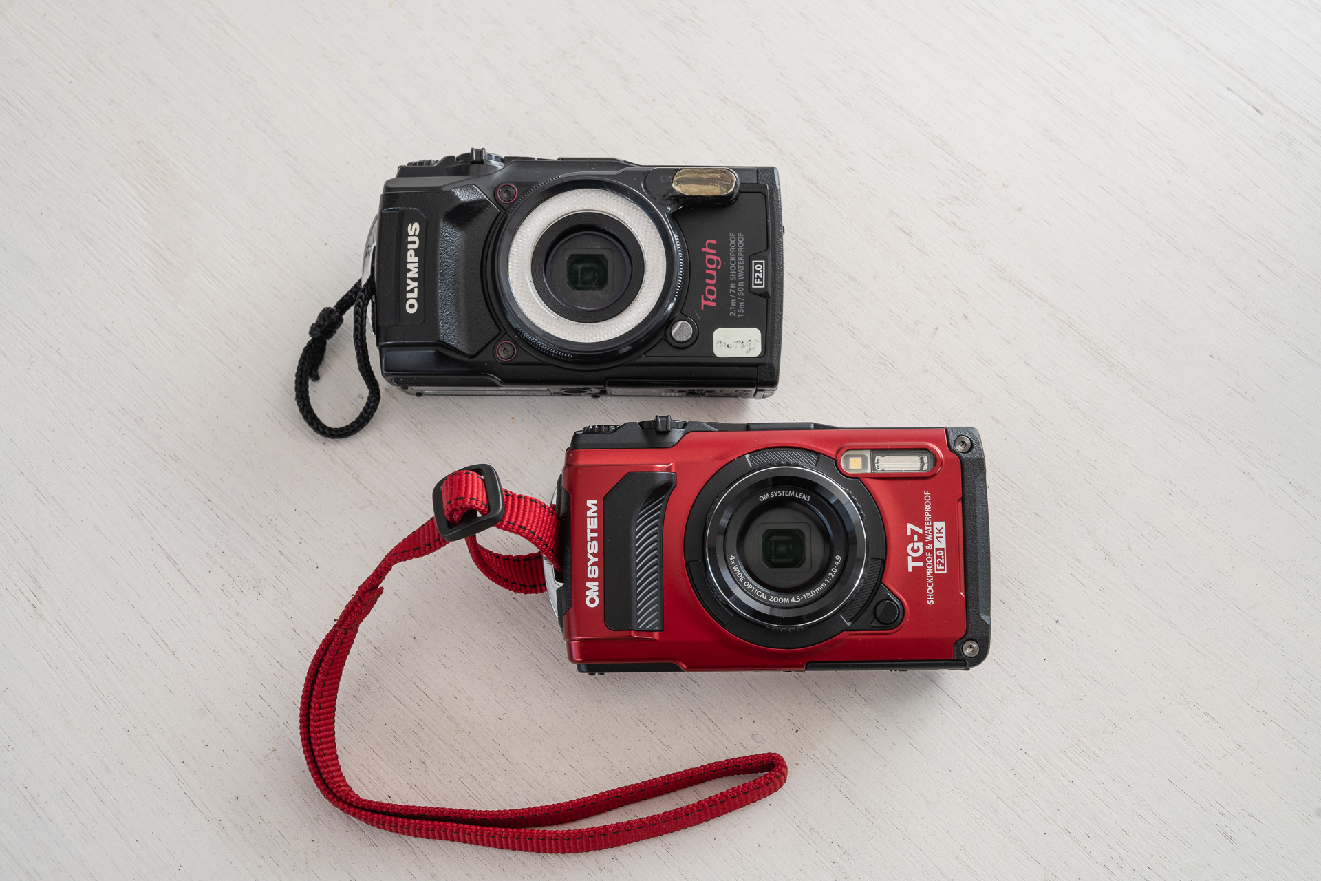 上TG-5、下TG-7。外観上の違いはほとんどない。TG-5にはマクロ撮影用アクセサリーLG-1を取り付けている
