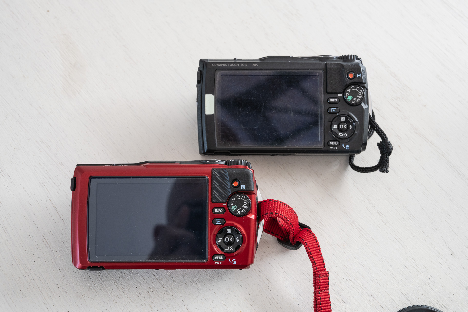 ダイヤルなど操作系にも変更はない。この写真では見えていないが電源ボタンがもう少し大きくなれば手袋でもさらに使いやすくなるのだが。それにしても8年使ったTG-5のモニターは傷だらけだ。日常的に多用している証と言える