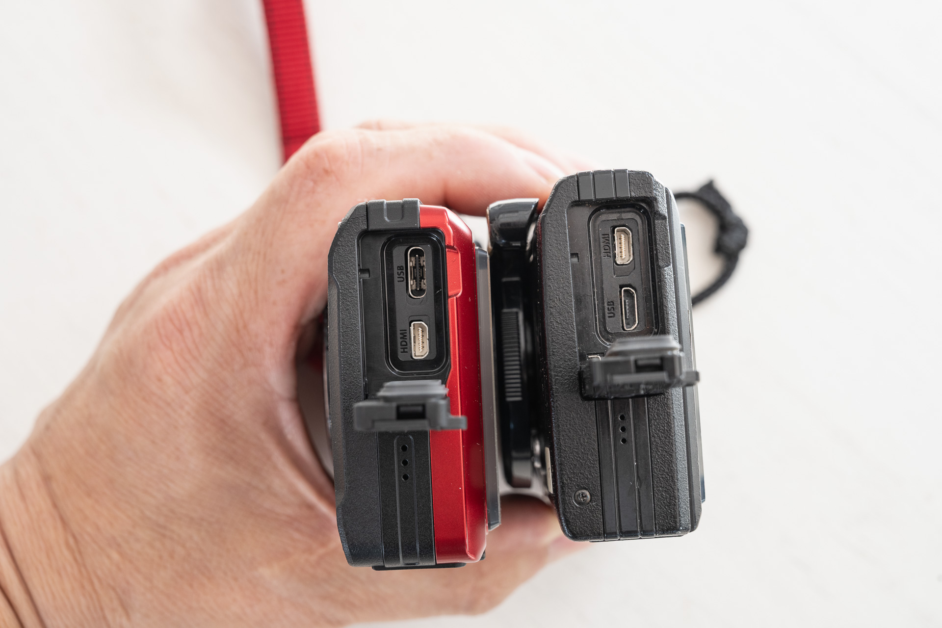 USBコネクターとHDMIのコネクター。Type-Cになって使い勝手が大きく向上した。蓋には2段ロックの防水蓋が採用され本体のみで防水15mと素潜りさえ可能だ