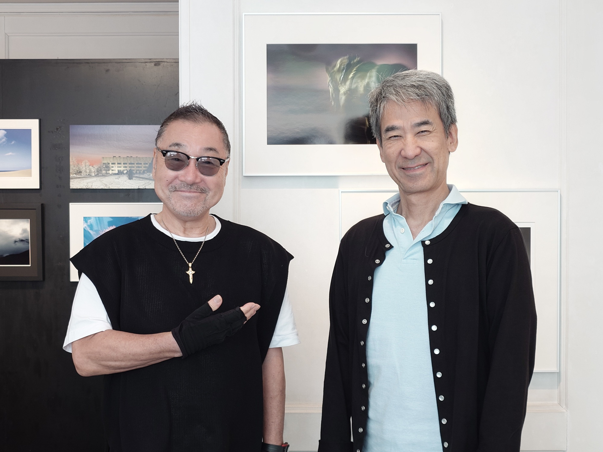 購入いただいた作品の前でサイオス株式会社 喜多社長と