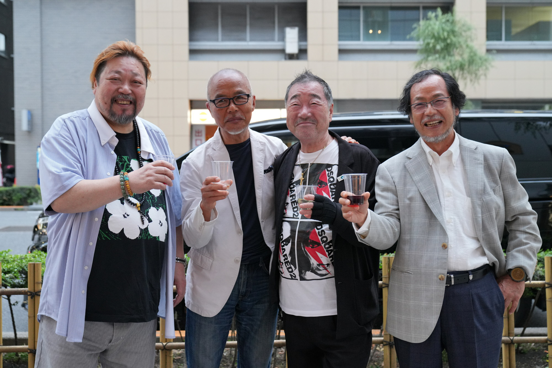 オープニングで小規模のレセプションを開き、4人で記念写真