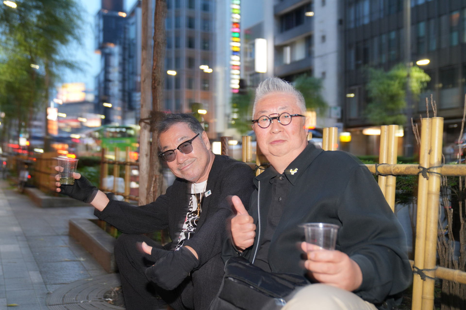 夕方のシーン、ストロボを焚きスローシャッターで景色や後ろの柳を少し流すように