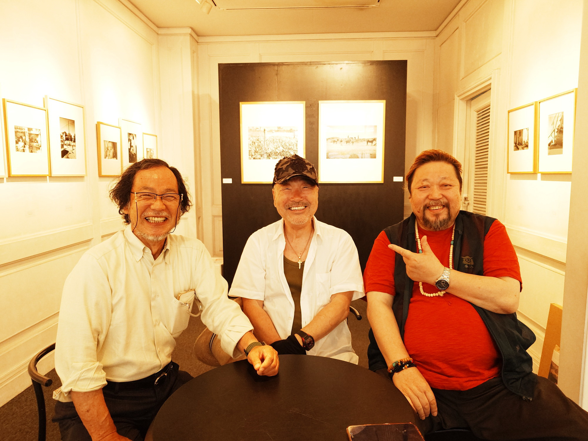 小松健一さん作品展「遙かなる チリ 1989」　会場で鈴木さん、小松さんと