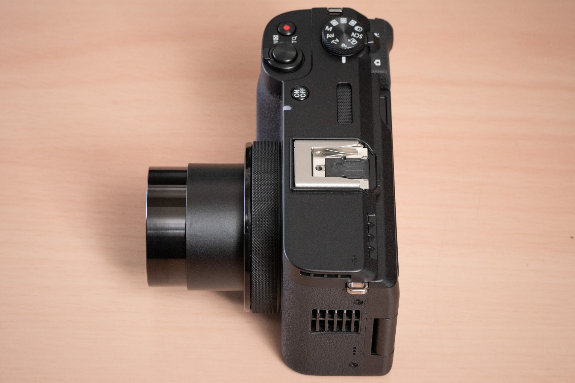 望遠端でもレンズの突出は大きくない