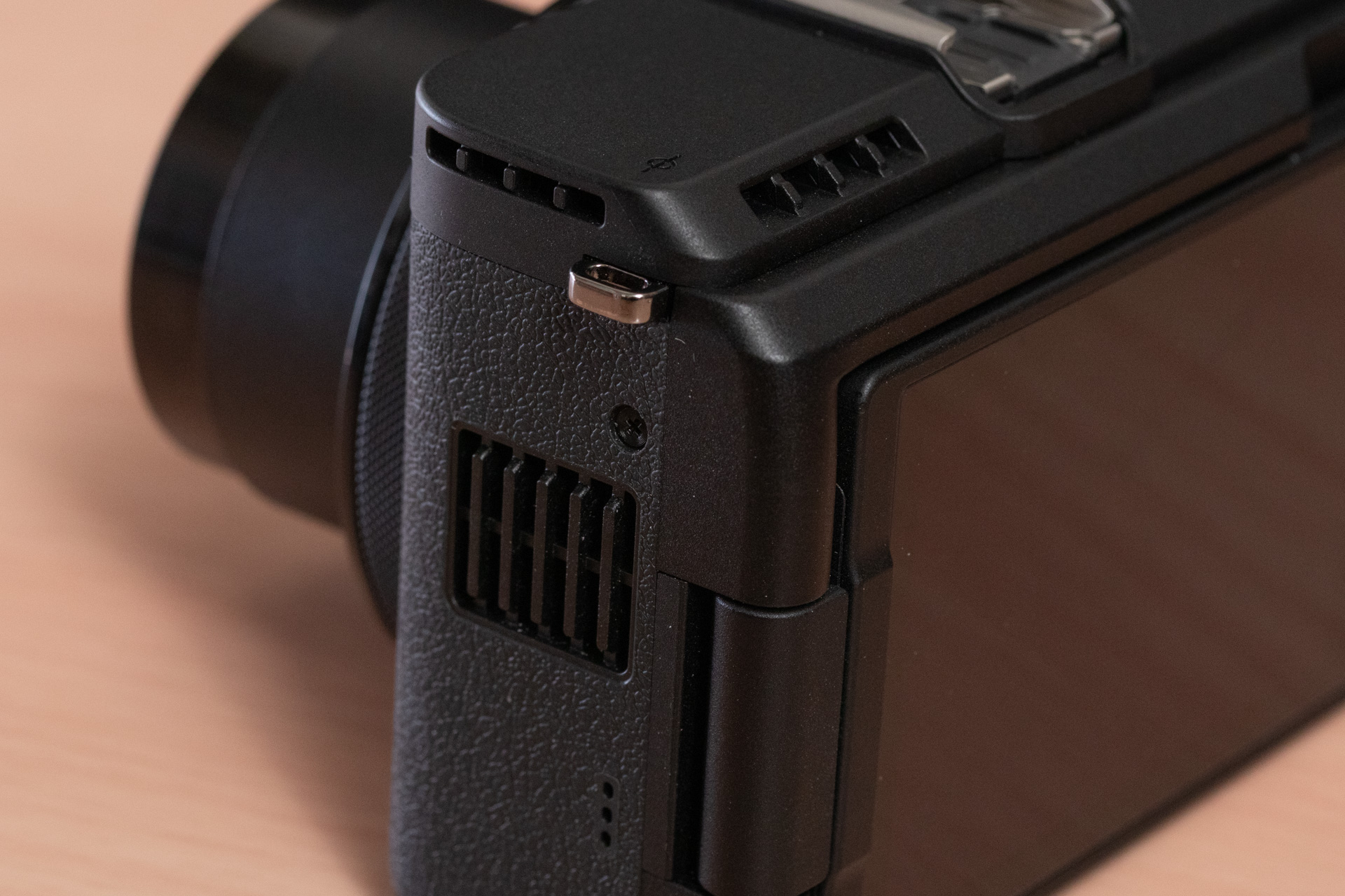 冷却ファンの通気口がある