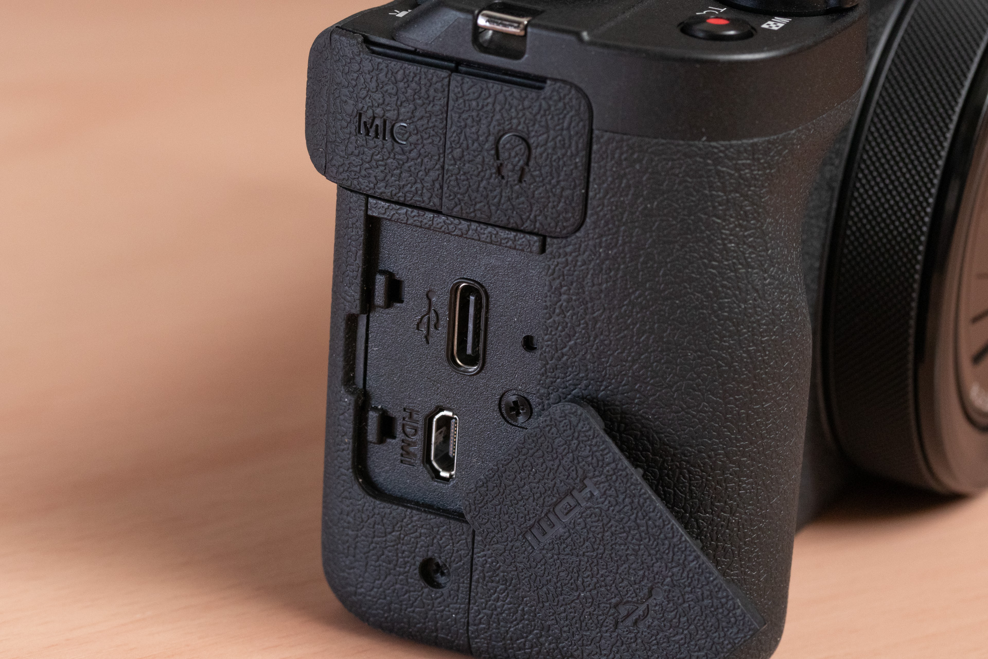 端子はグリップ側にまとめられている