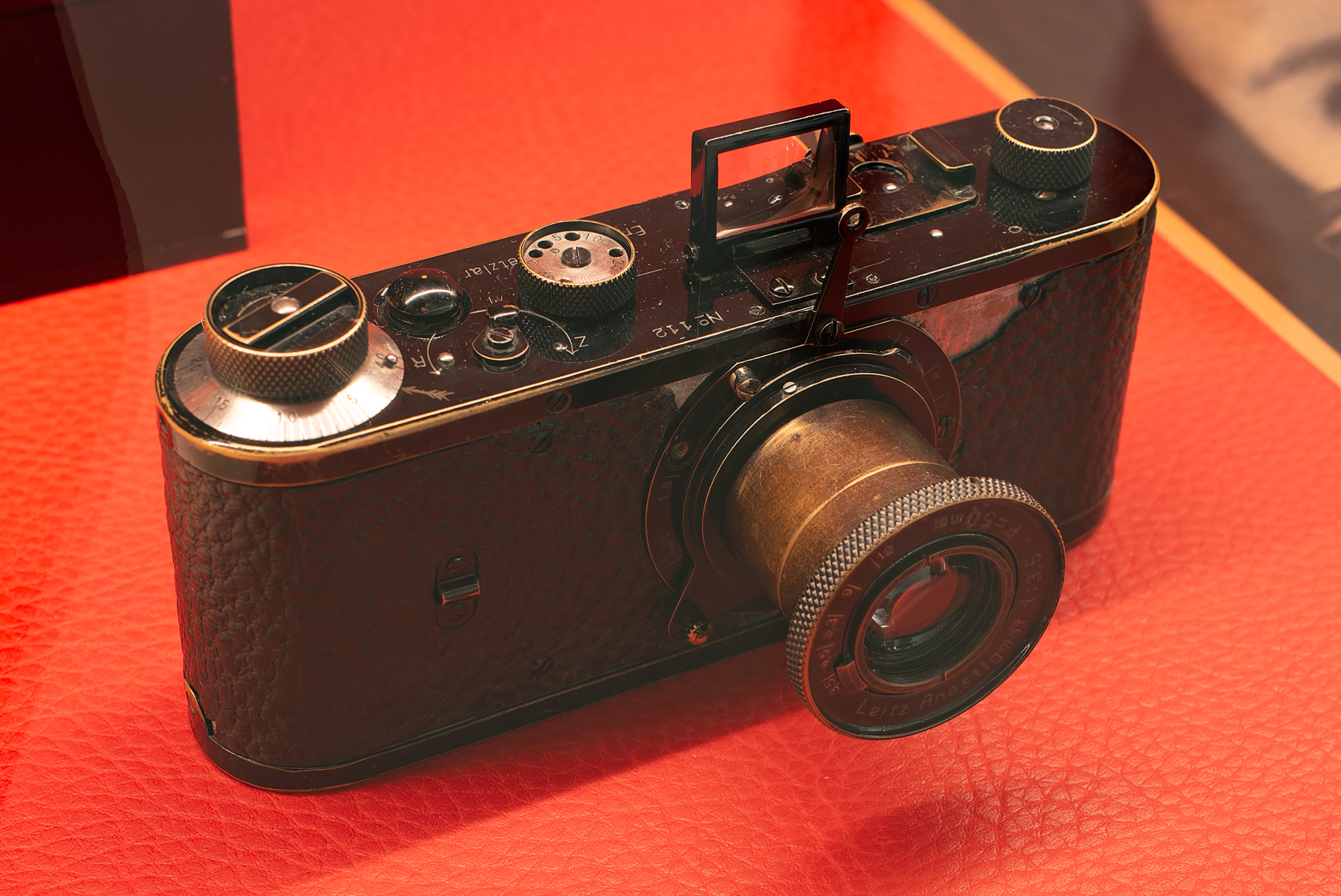 ガラスケース内の「No.112」。それぞれのアイテムについてオークション担当者から説明を受けたり、実機を手に取って確認したりできる。