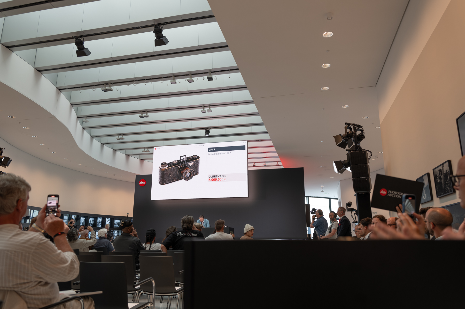 落札者が決定。歓声が上がり、拍手が起こる。テレビの取材も来ていた。