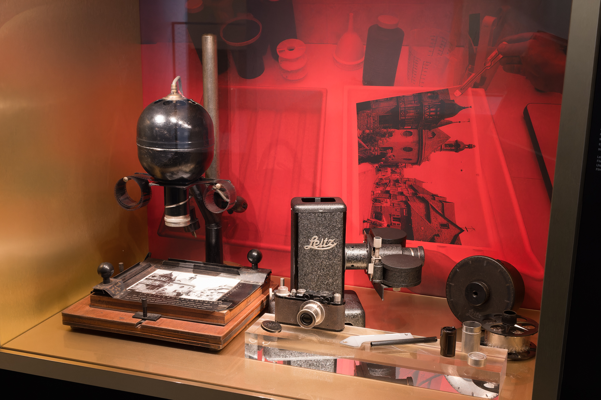 「ライカI」と共に用意されたアクセサリー。引き伸ばし機、プロジェクター、現像タンク、映画用のロールフィルム（長巻き）から短く切って使うためのカートリッジなど。ライカが採用した36×24mm（現在の“35mm判フルサイズ”）という極小サイズではそのまま鑑賞できないため、引き伸ばしを前提とした