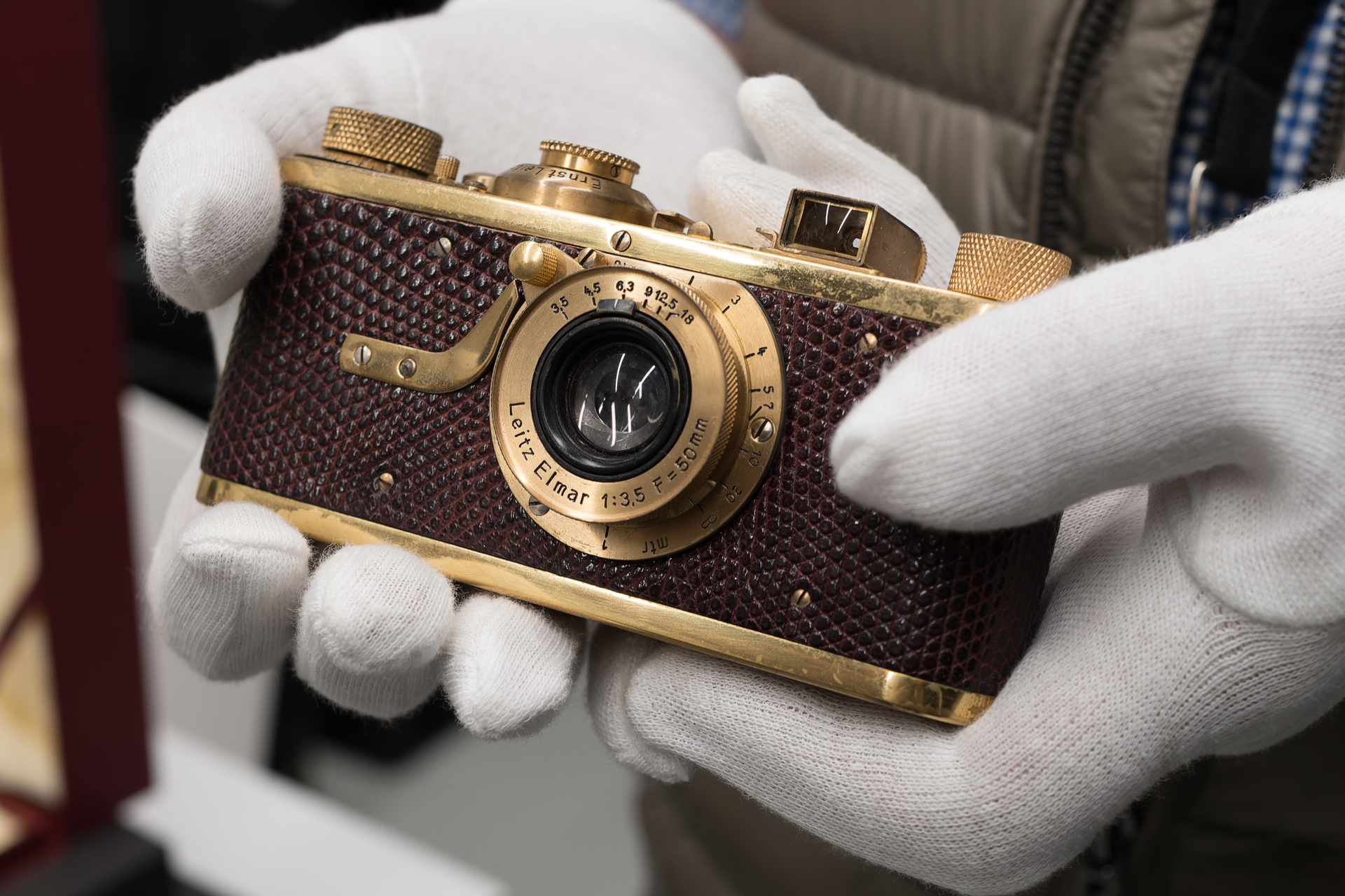 おまけ：1920年代に作られた「ライカI」の特別仕様「ラクサス」。街でこうした金ピカのバルナックライカらしきカメラを見かけた場合、だいたいロシア製のコピーだが、これはホンモノ。やっぱり造形も輝きも違う