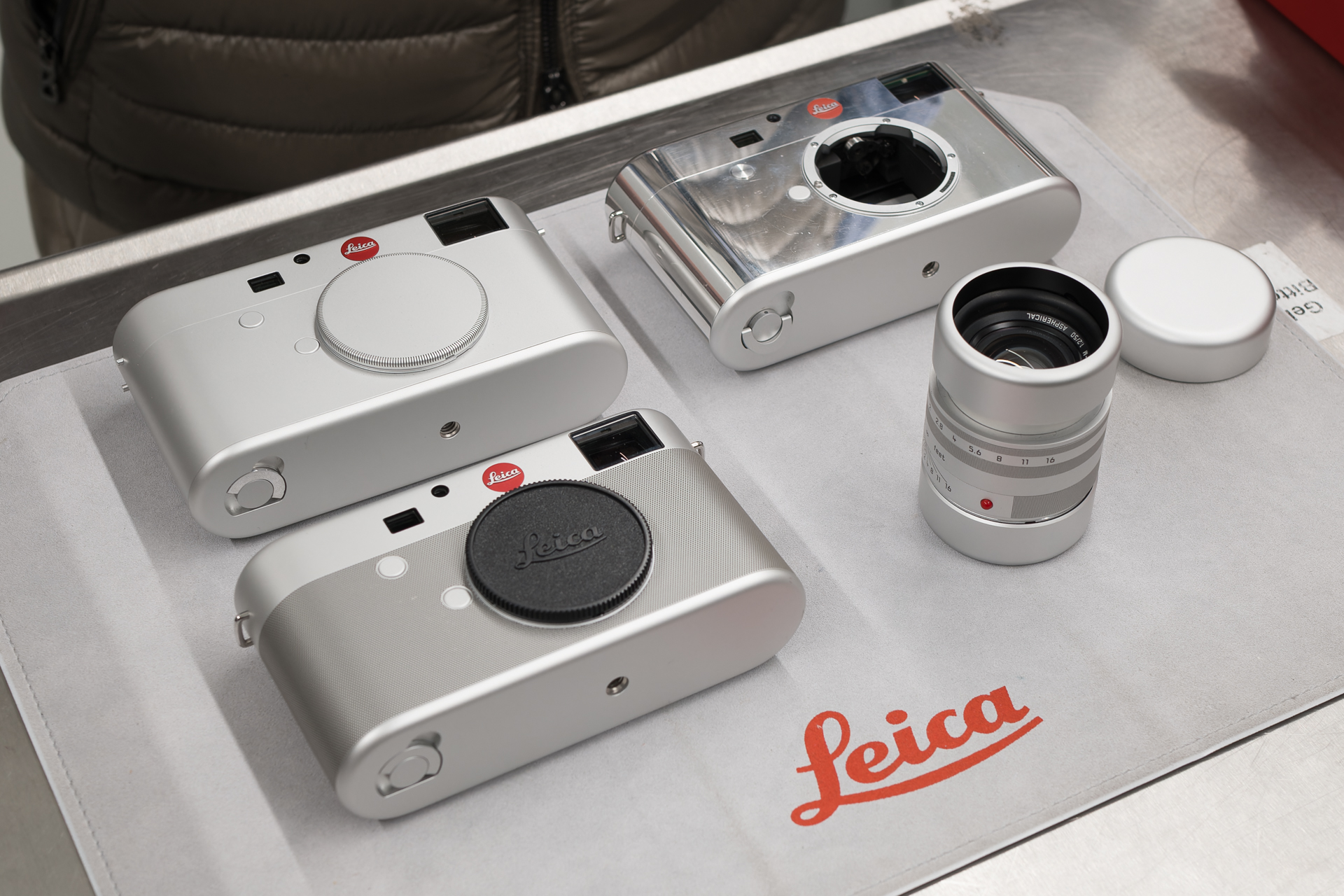 「ライカM for （RED）」のプロトタイプ。ポリッシュ仕上げも候補にあったようだ