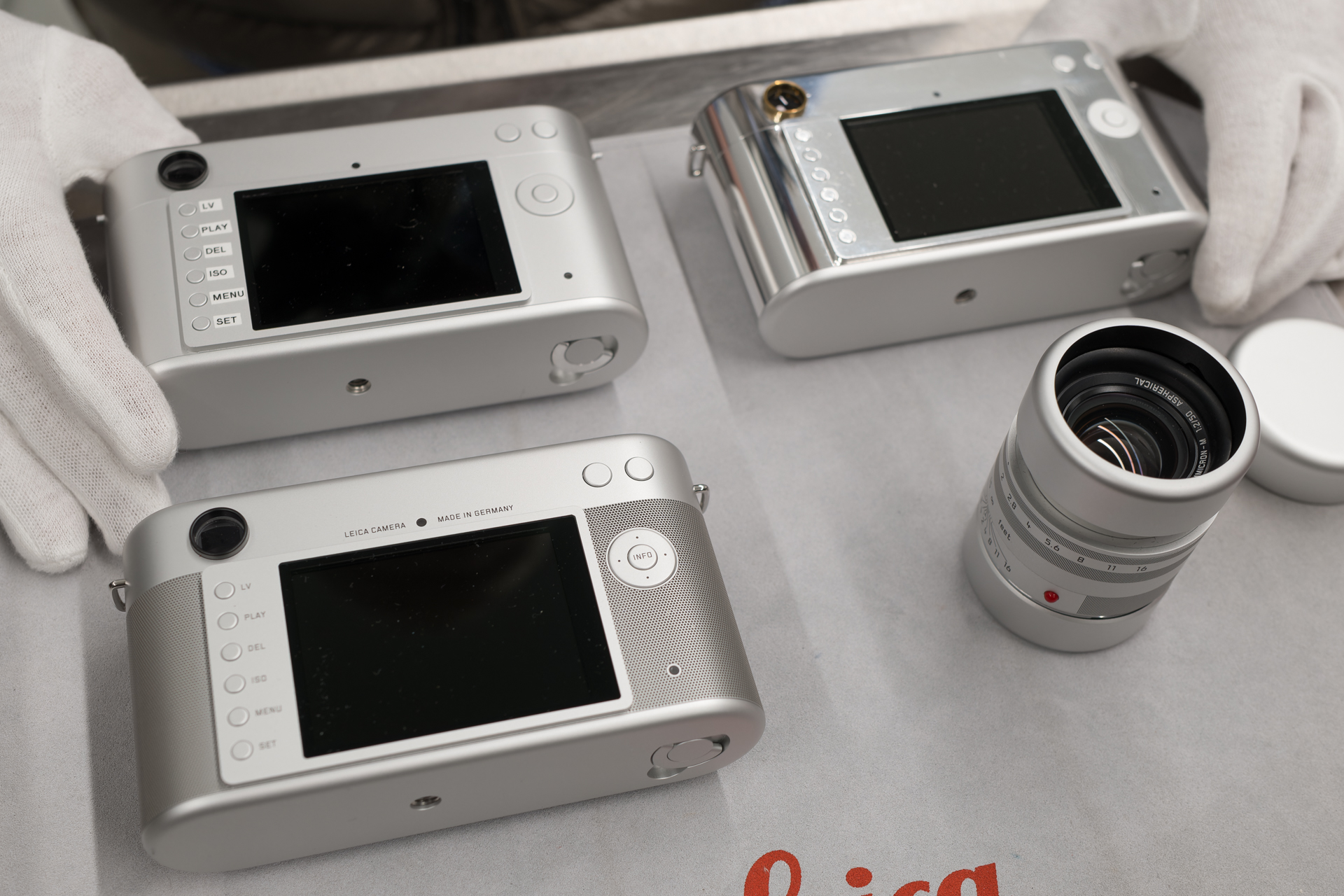 「ライカM for （RED）」の背面。今となってはボタンの多さに時代を感じてしまう