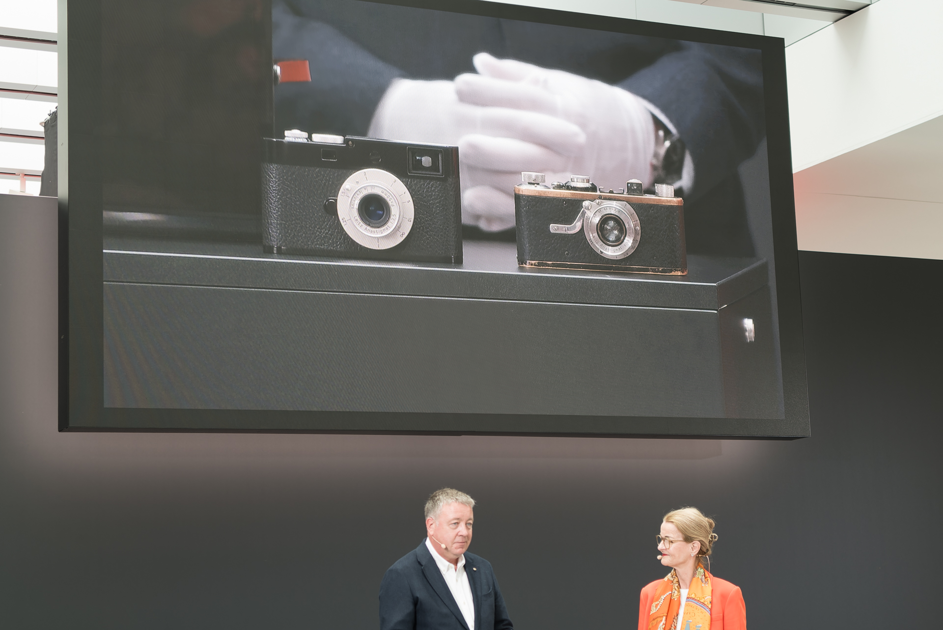 2025年の「ライカM11-D "100 YEARS OF LEICA"」（左）と、1925年の「ライカI」（右）