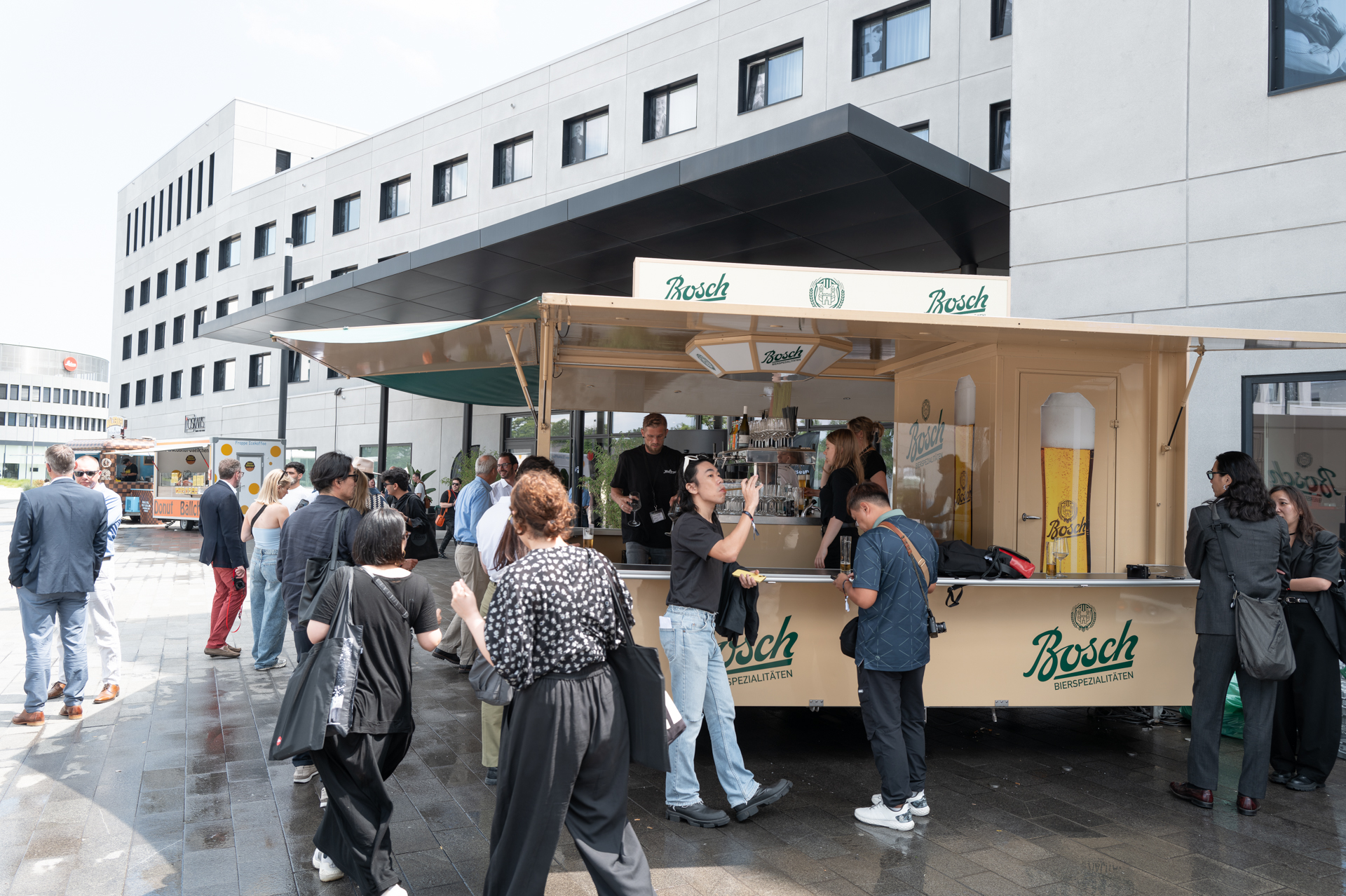 ライツパーク内にキッチンカーが並び、イベント参加者は無料で飲食できた