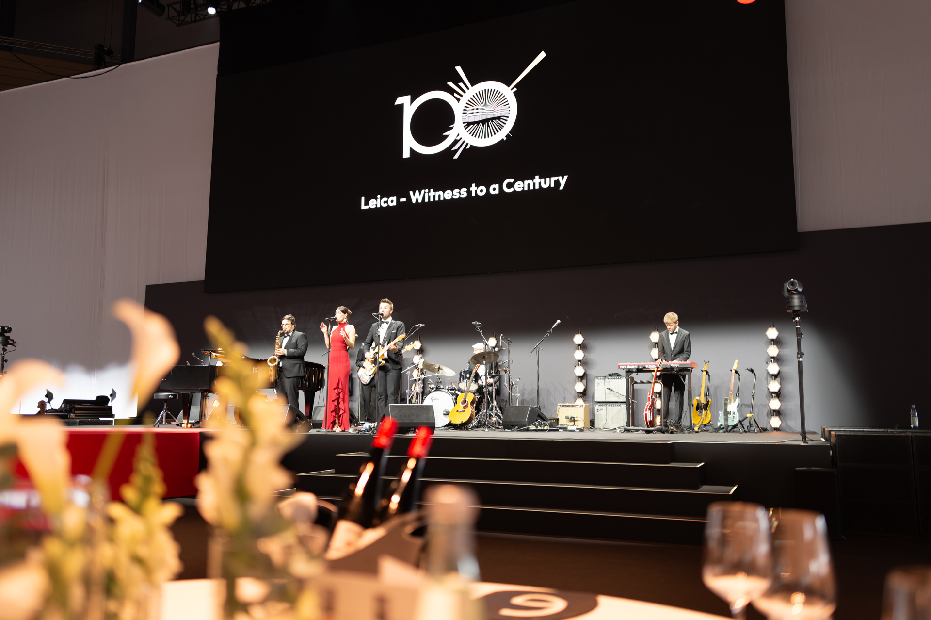 メインの式典はウェッツラーのアリーナで開催。会場に入ると生バンドの演奏に迎えられた。いわゆるガラディナーだが、筆者はその言葉自体が初耳だった