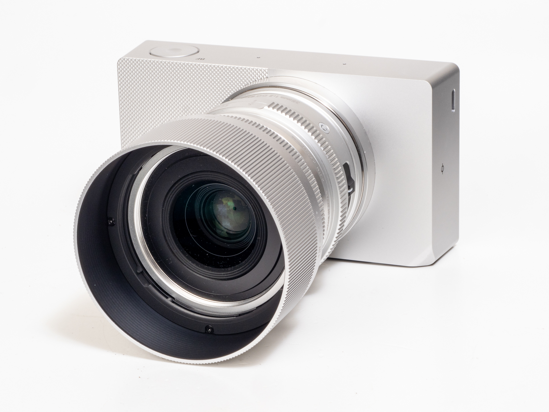 デザイン優先のカメラですが、直感操作と設定が可能で、少しカメラの仕組みを知っていれば撮影できます。シルバーボディにはシルバーレンズを揃えて、いろいろなところに連れて歩き周囲の反応を楽しんでみたいですね。