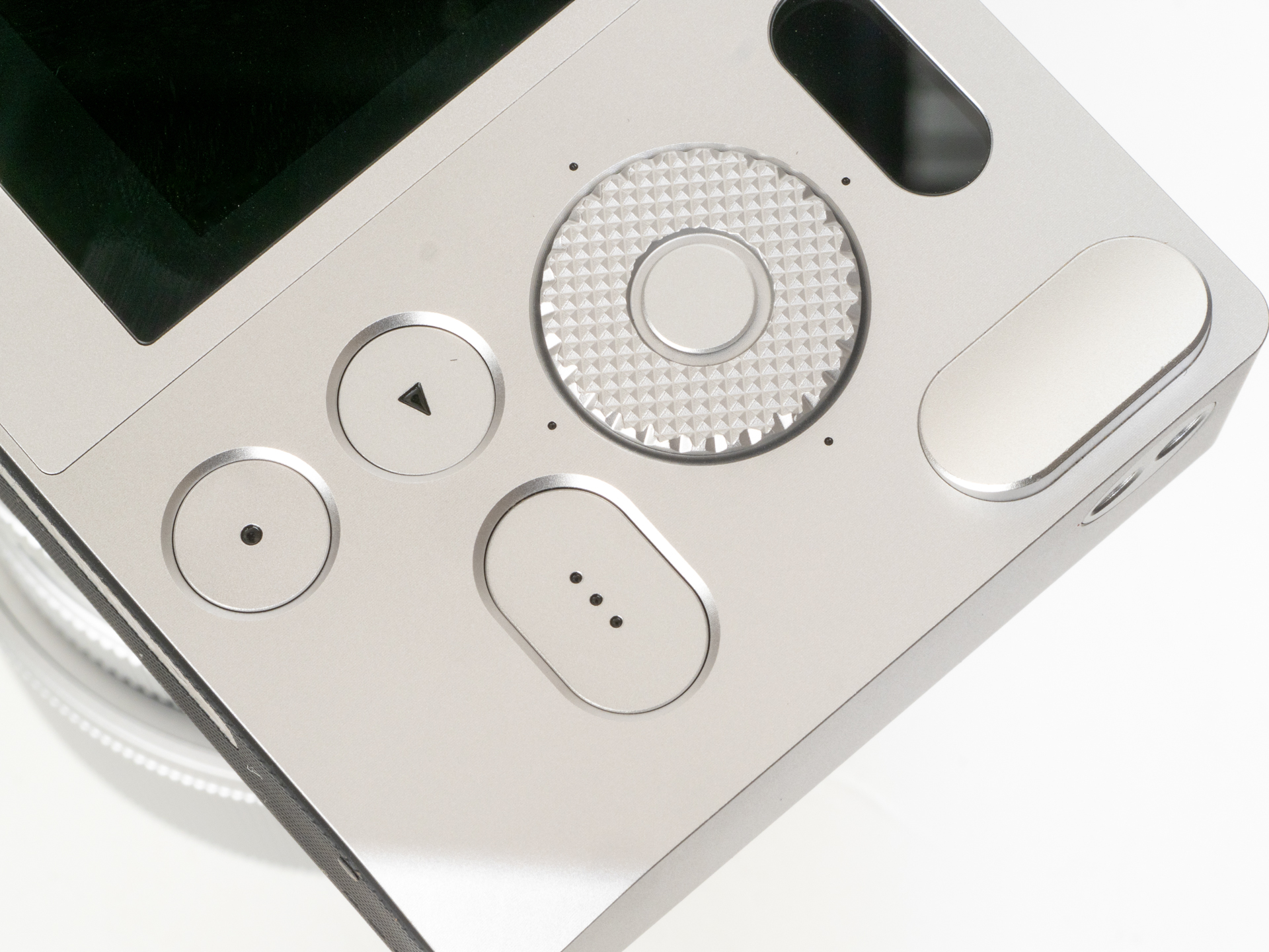 ダイヤルのセンターボタンを押すことで、シャッタースピード、絞り値、ISO感度、露出補正、カラーモードを呼び出します。操作性はもう感覚的ですね。電源ボタンは1番下、上が再生、右がオプションです。感圧式のハプティックボタンおよびダイヤルを採用し、物理的な摩耗が発生しないとのことです。