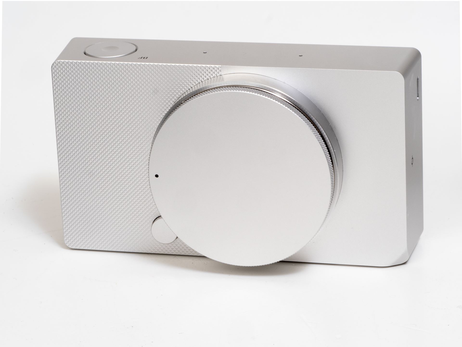 重たいボディキャップ。金属製です。ボディ右にはシボがあり滑りにくくしてあるのですが、たしかに大根をおろしたくなるような。汚れないようにマメにお掃除したほうがいいかな。