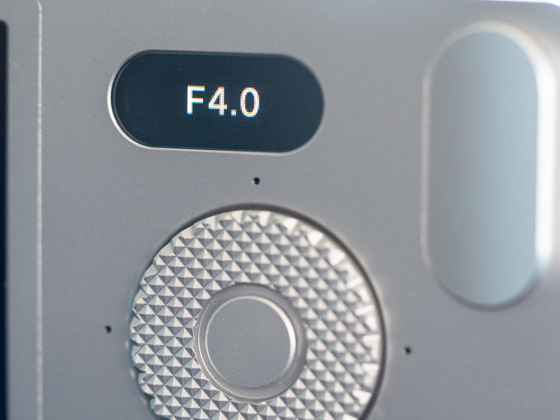 ボディ裏上部にあるステータスモニター。F値やシャッタースピードをダイレクトに表示。下部のダイヤルを回して設定します。