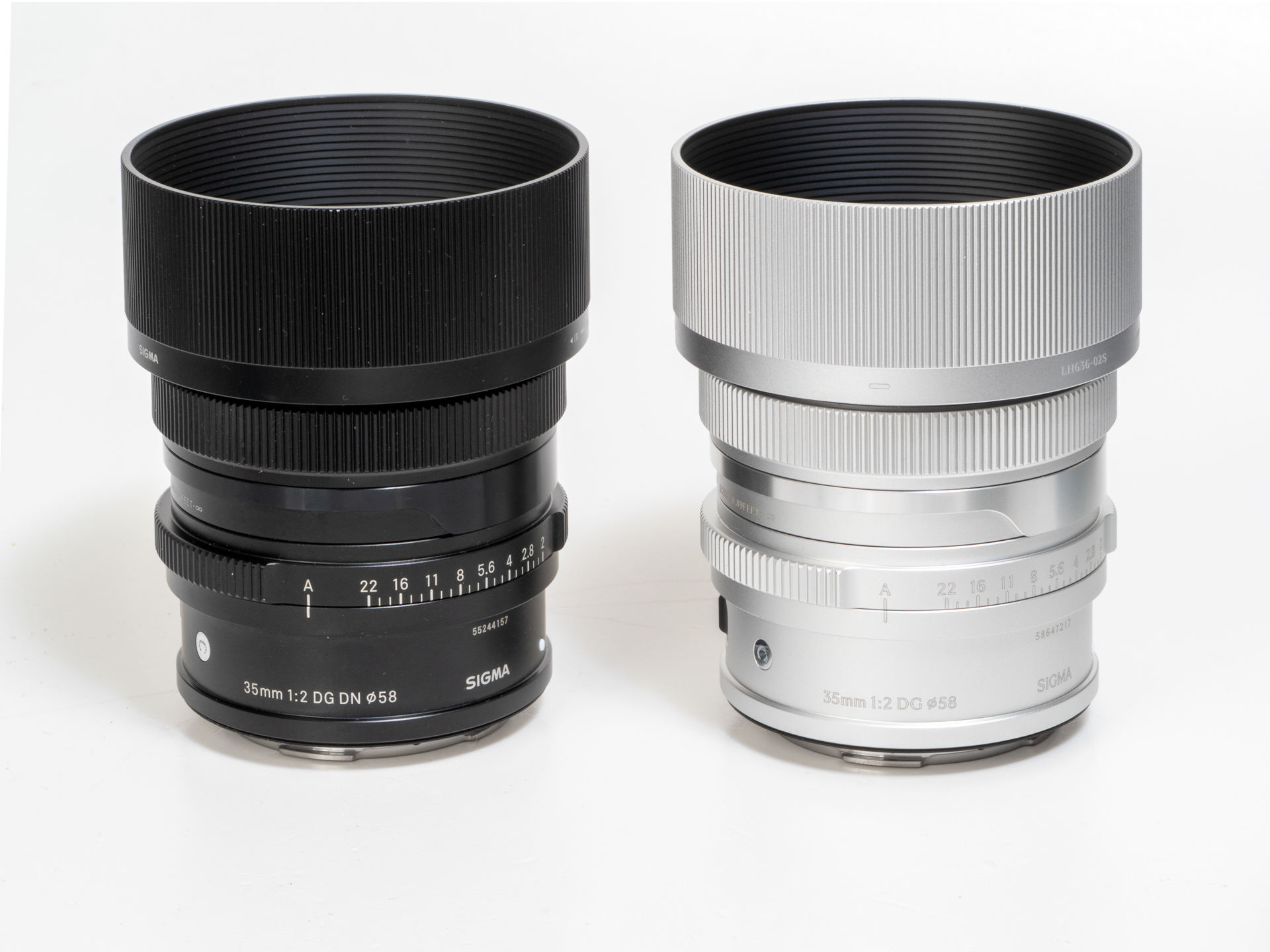 SIGMA 35mm F2 DG DN Contemporaryのブラックとシルバーモデルを並べました。今回はこのレンズですべて撮影しました。BFシルバーボディに合わせてシルバー鏡筒のレンズも各種用意されました。フードもシルバーです。徹底しとります。美しい。うるさいことをいえば表記の数字などは認識しづらい。ボディ側のモニターで確認すればよいわけです。