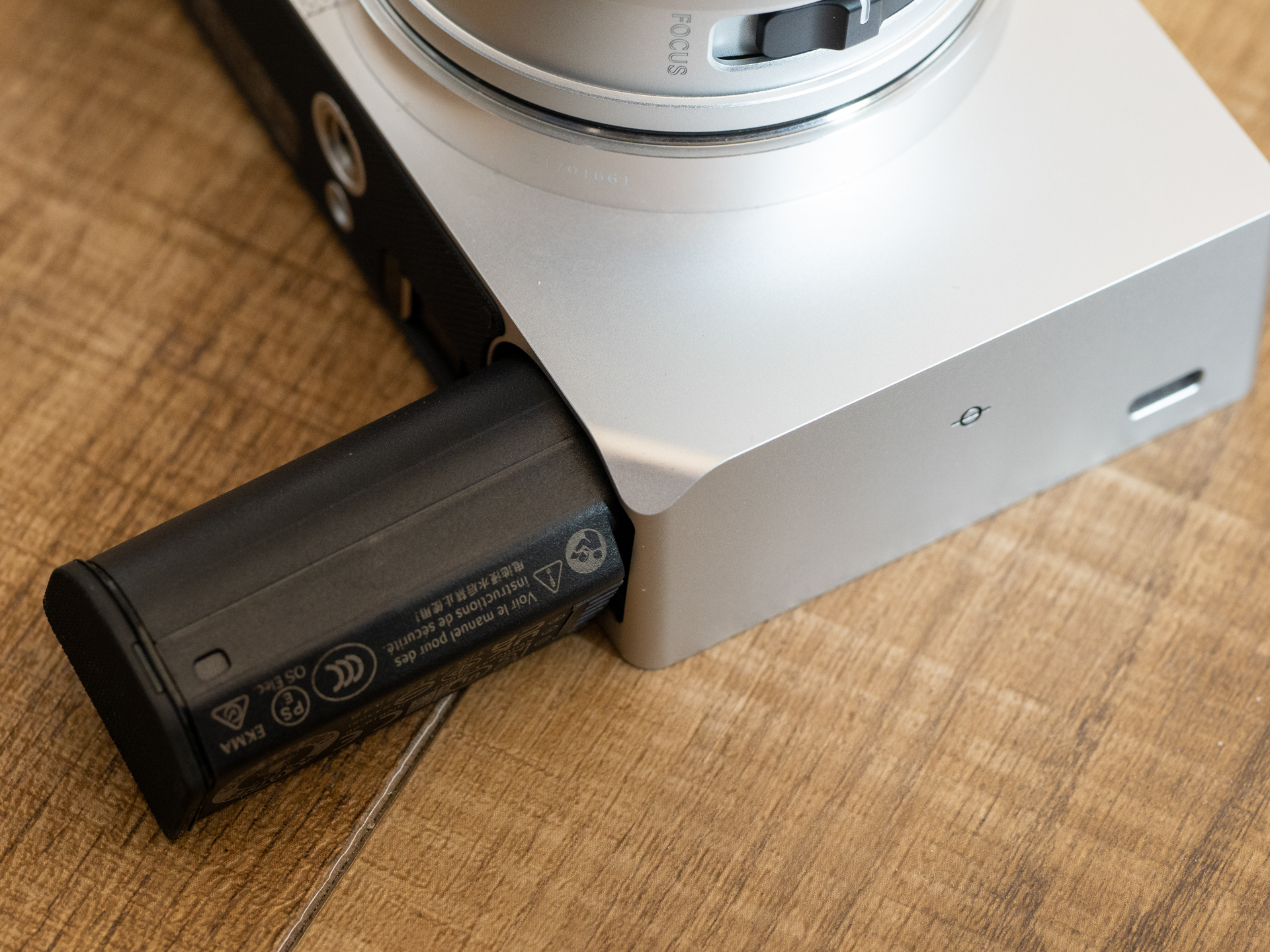 バッテリーはスティックタイプですね。正直言って、あまり持ちがいいとはいえませんが、予備があれば安心、よほどの枚数を撮る人以外ならば許容できる範囲だと思います。