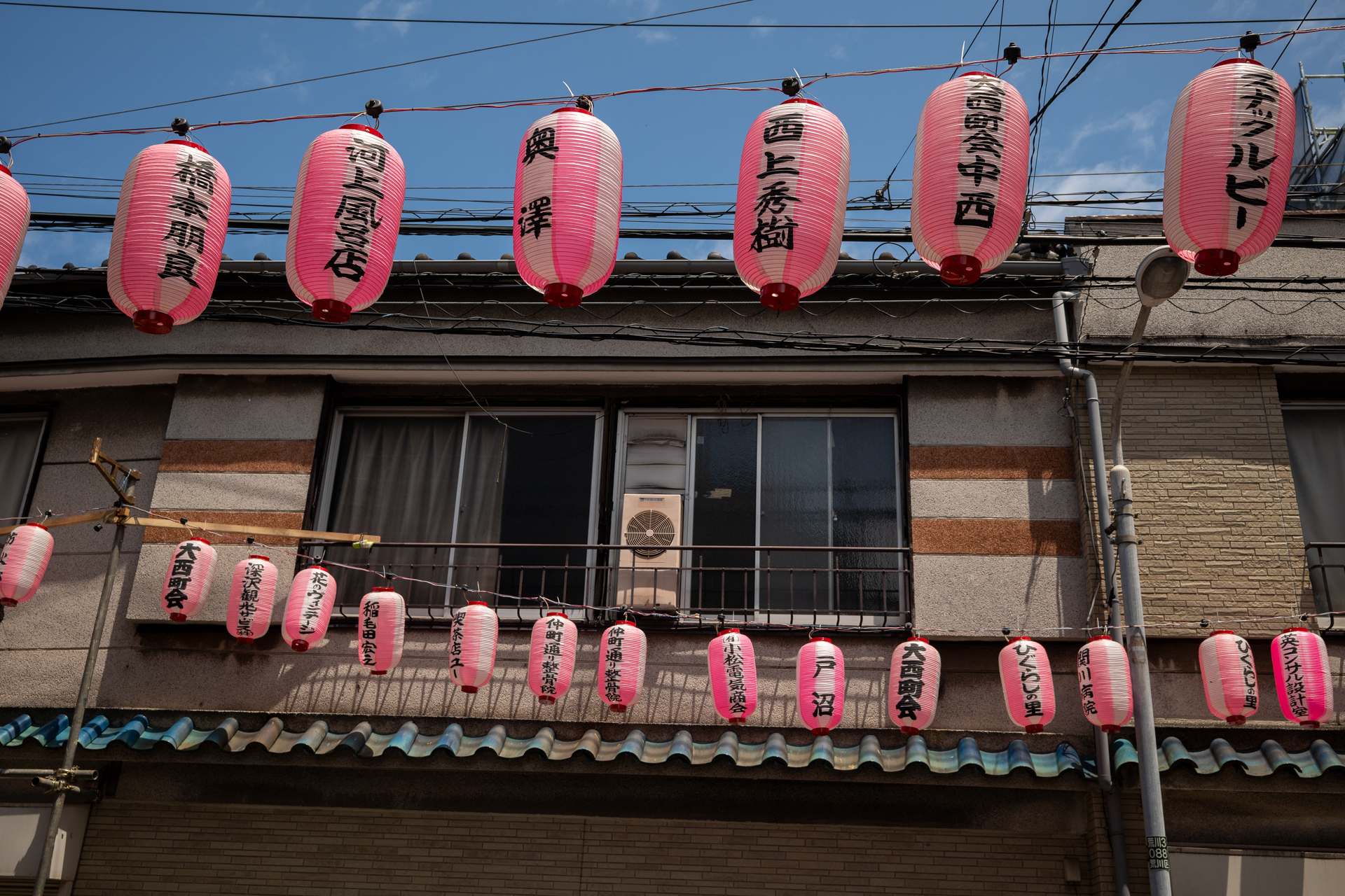 商店街を飾るというか景観をにぎやかにする日本の提灯でありますが、夜よりも、昼間のトボけた感じが好きなのであります。明るくてモニターがよく見えていないんですが、おおむね想像通りに写りました。<br><span class="fnt-85">シグマ BF／SIGMA 35mm F2 DG DN Contemporary／絞り優先AE（1/1,250秒、F8.0、−0.7EV）／ISO 400</span>