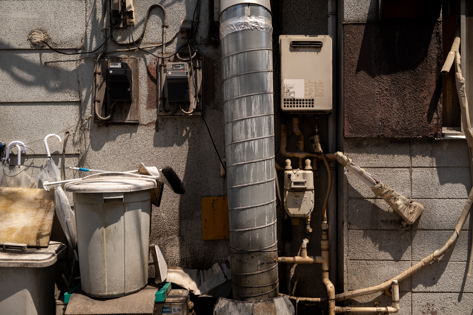 とある焼肉屋さんの店の裏のダクト。散らかっているようで工夫して整理していますね。すばらしく線の細い描写で見た時の印象のままです。よいレンズですね。<br><span class="fnt-85">シグマ BF／SIGMA 35mm F2 DG DN Contemporary／絞り優先AE（1/800秒、F8.0、−0.7EV）／ISO 400</span>