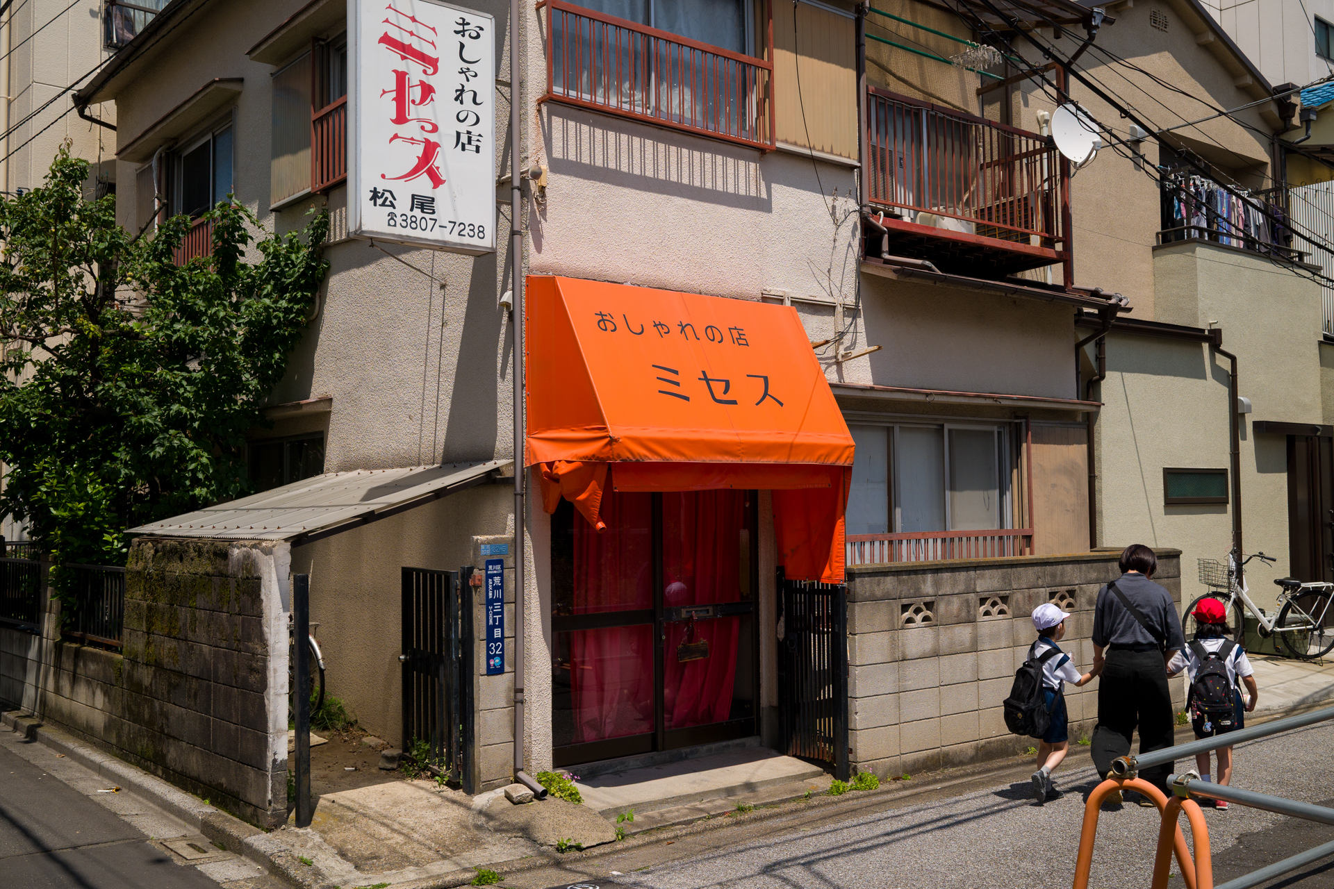 街角。明るいものですから、これも背面のモニターはよく見えていませんが、適当に撮影しても、おおよそ想像どおりに撮れました。エラいぞオレ。<br><span class="fnt-85">シグマ BF／SIGMA 35mm F2 DG DN Contemporary／絞り優先AE（1/1,600秒、F8.0、−0.7EV）／ISO 400</span>