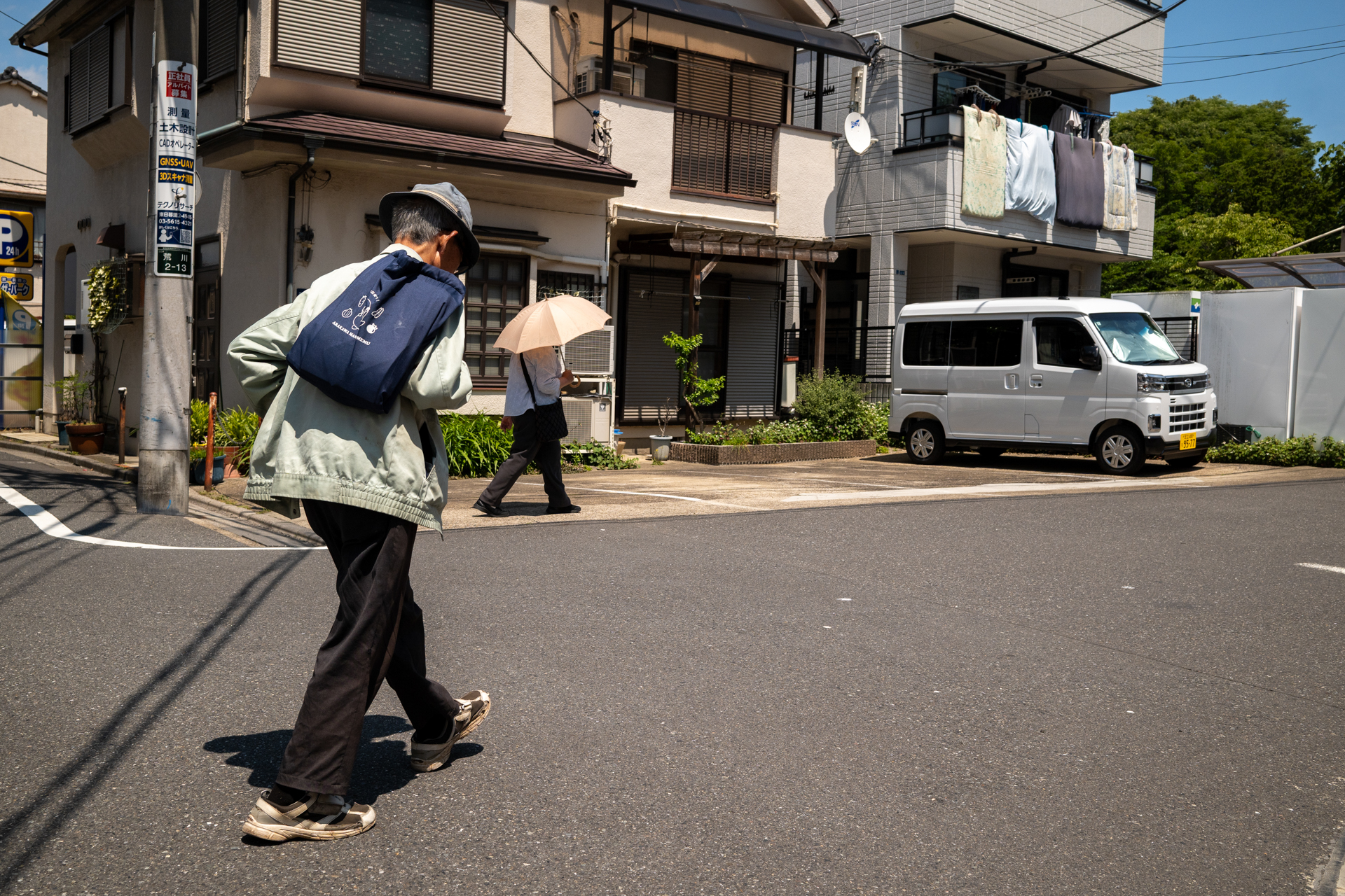 BFにはストラップホールはあるのですが、ストラップをつける気がしなくて、落とさないように胸に抱えて歩きました。胸の位置からの1枚であります。これもフォーカスなどもお任せです。<br><span class="fnt-85">シグマ BF／SIGMA 35mm F2 DG DN Contemporary／絞り優先AE（1/2,000秒、F8.0、−0.7EV）／ISO 400</span>