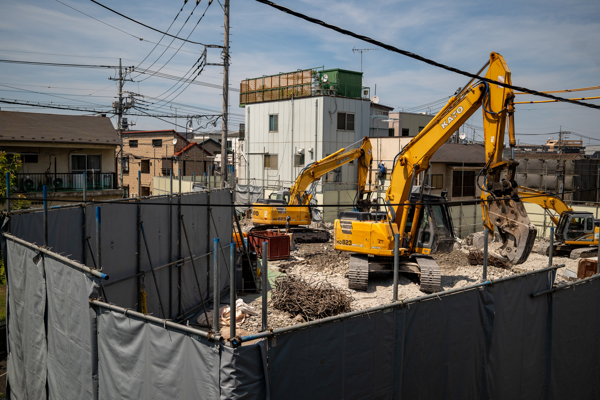 スクラップ&ビルドが気になるのは写真する人ならではですね。両者ともに、二度と撮影することができないからでしょう。モニターでは認識できない人物が奥に写っていて感動しました。<br><span class="fnt-85">シグマ BF／SIGMA 35mm F2 DG DN Contemporary／絞り優先AE（1/1,000秒、F10、−0.7EV）／ISO 400</span>